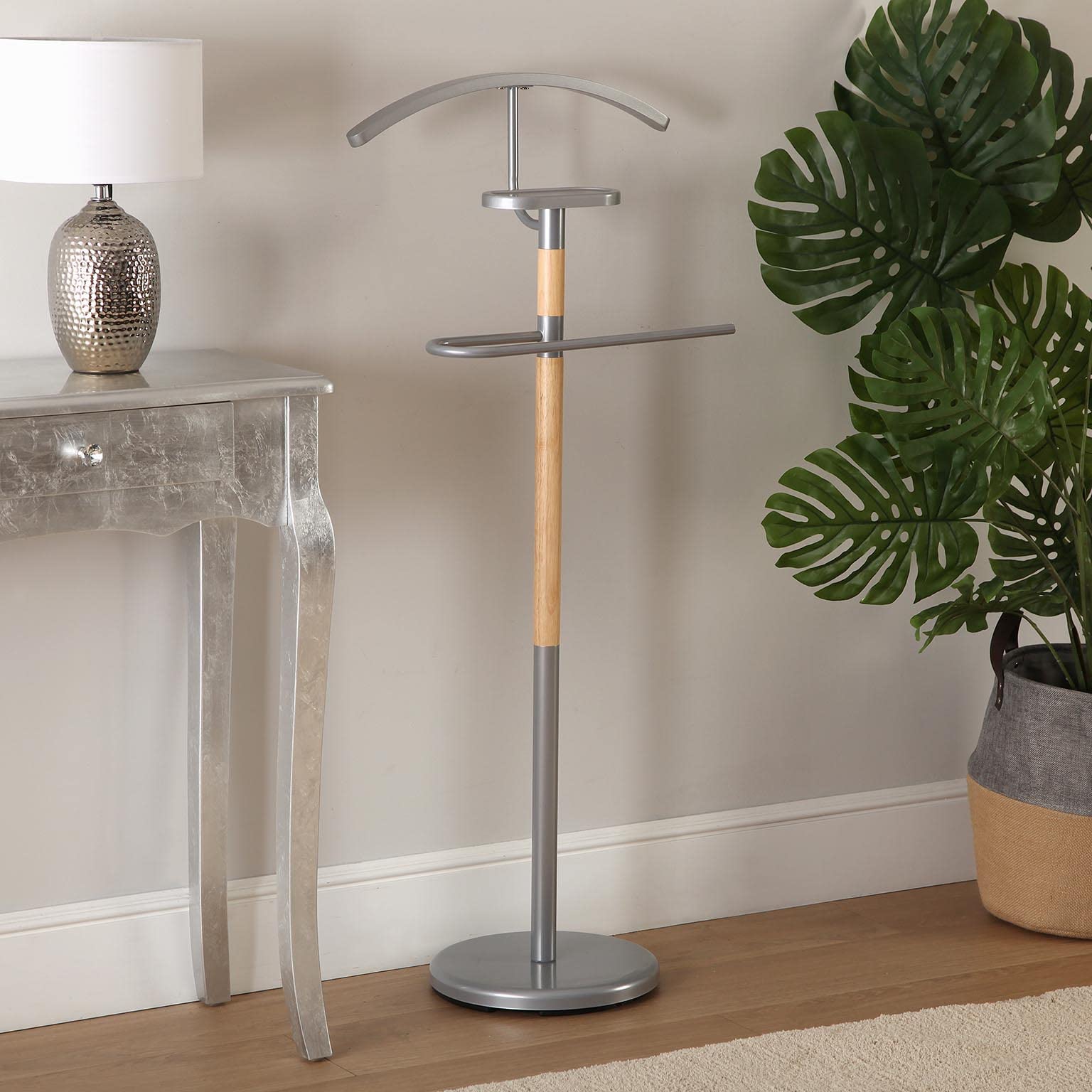 Versa Holstebro Valet de Nuit Multifonctionnel avec 2 Perchoirs Penderie pour Vêtements Homme ou Femme Valet de Chambre, Dimensions (H x l x L) 112 x 28,8 x 46,5 cm, Métal et Bois, Couleur: Gris