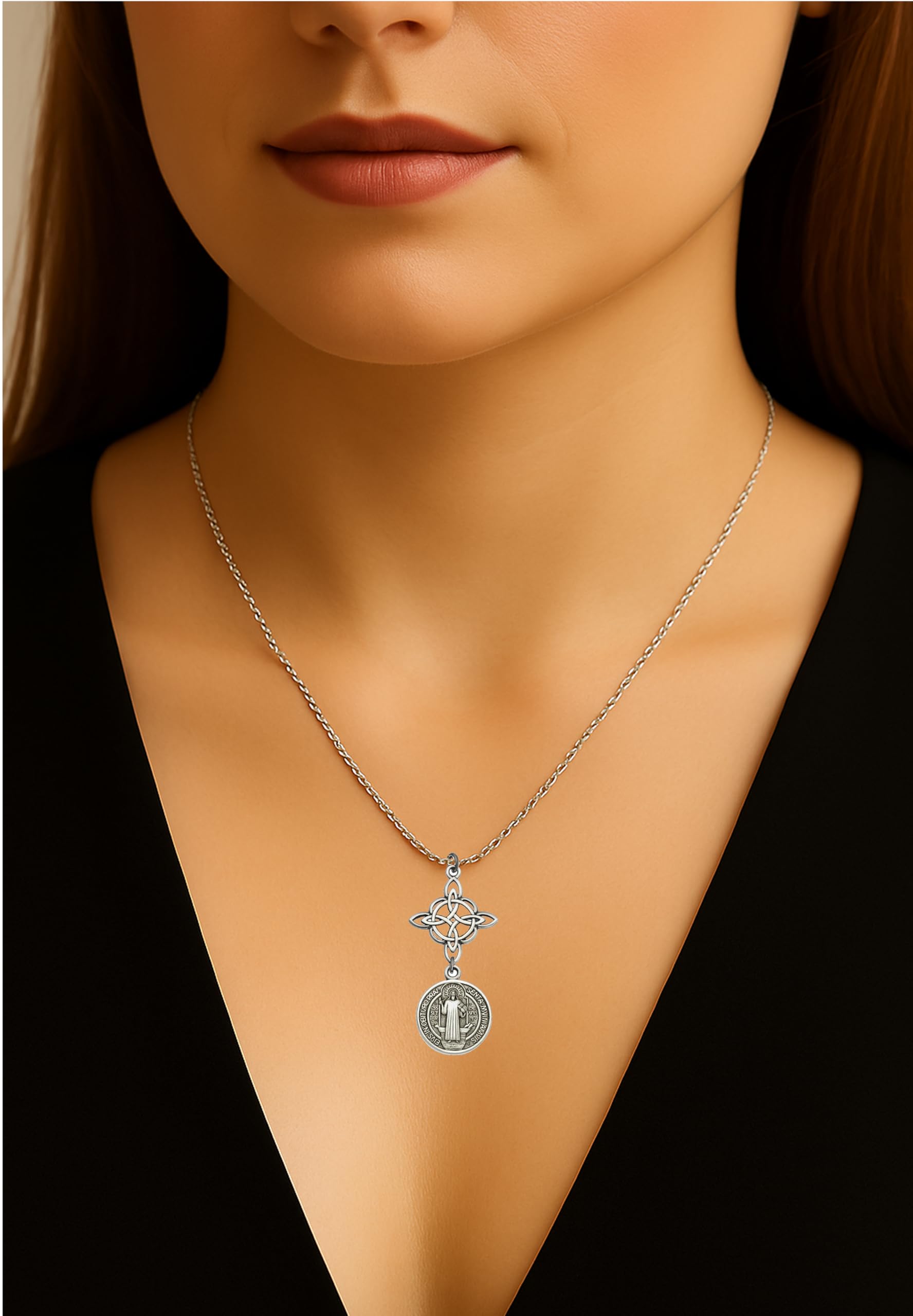 Collar Nudo de Bruja Plata con Tetragramatón – Colgante de Protección y Energía Positiva para Mujer – Regalo Original Hecho en España, Amuleto Espiritual en Zamak con Baño de Plata y Cadena de Acero