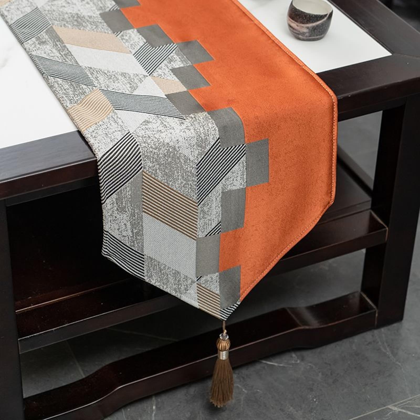 Chemin de table orange à motif géométrique pour créer des souvenirs chaleureux en fête