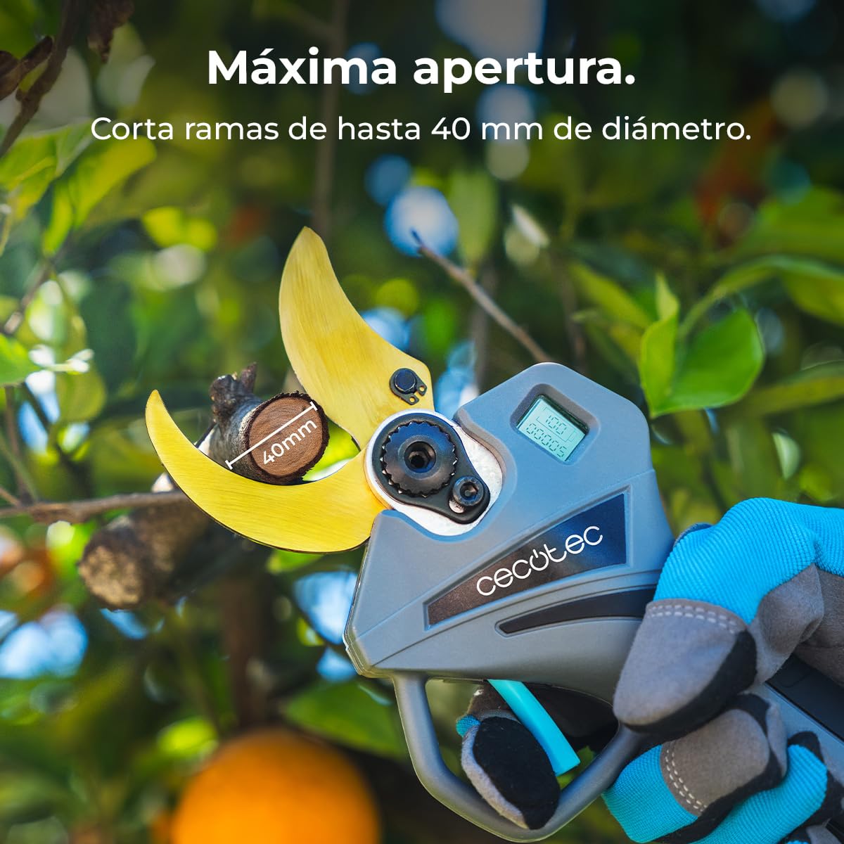 Cecotec Tijeras de Podar Eléctricas TitanCut 5000. 2 Baterías 21V, Motor sin Escobillas, Ramas hasta 40mm, Cuchillas con Revestimiento de Titanio, Control Digital, Incluye Maletín y Accesorios