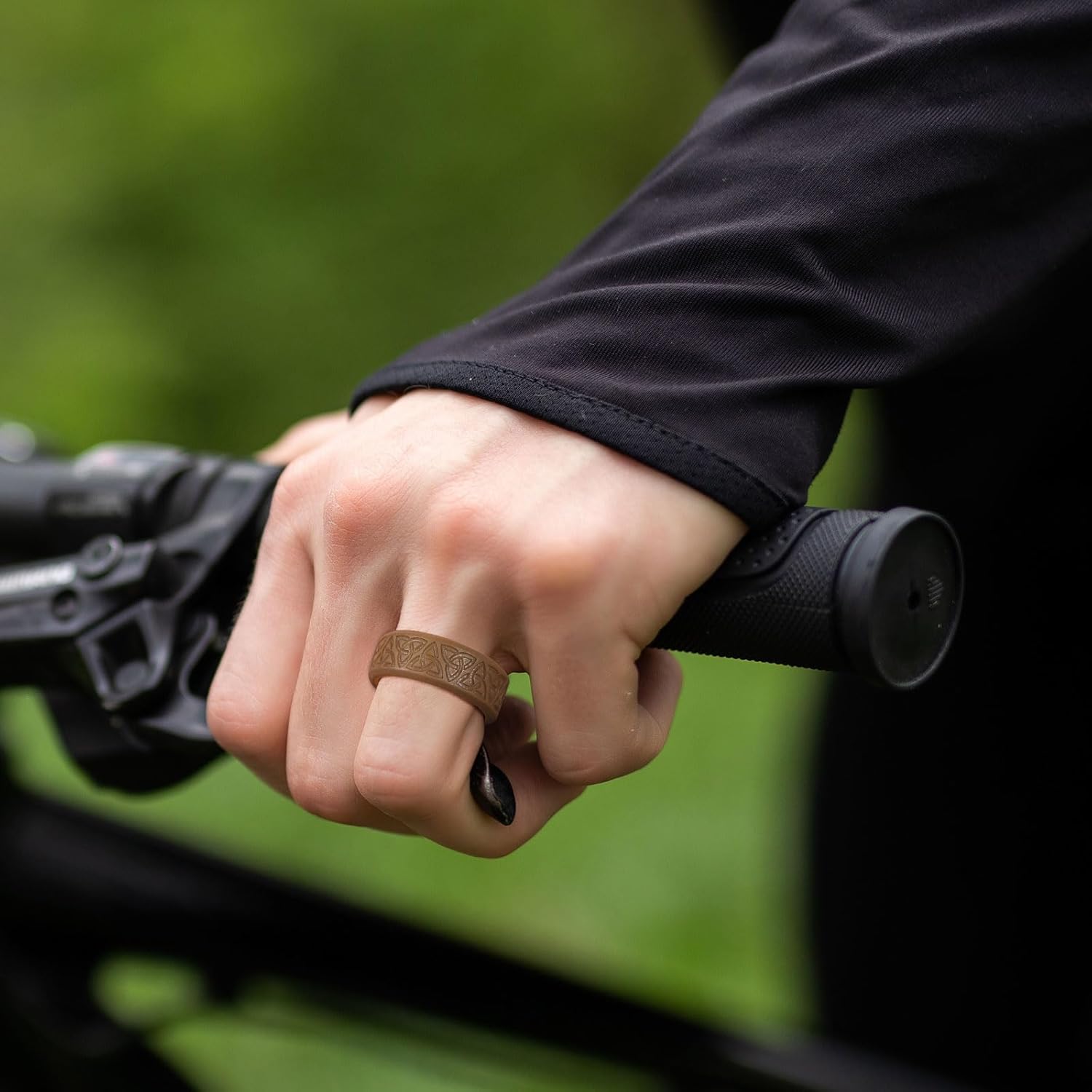 King Will Silicone Wedding Rings For Men, 4 Pack Rubber Wedding Bands with Celtic Knot Pattern, 8mm Wide 2.2mm Thick, Comfort Fit Size 13 - Image 5