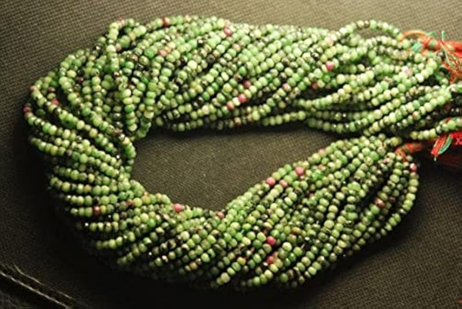 Ruby zoisite de petite taille pour éviter les bijoux lourds et ternes