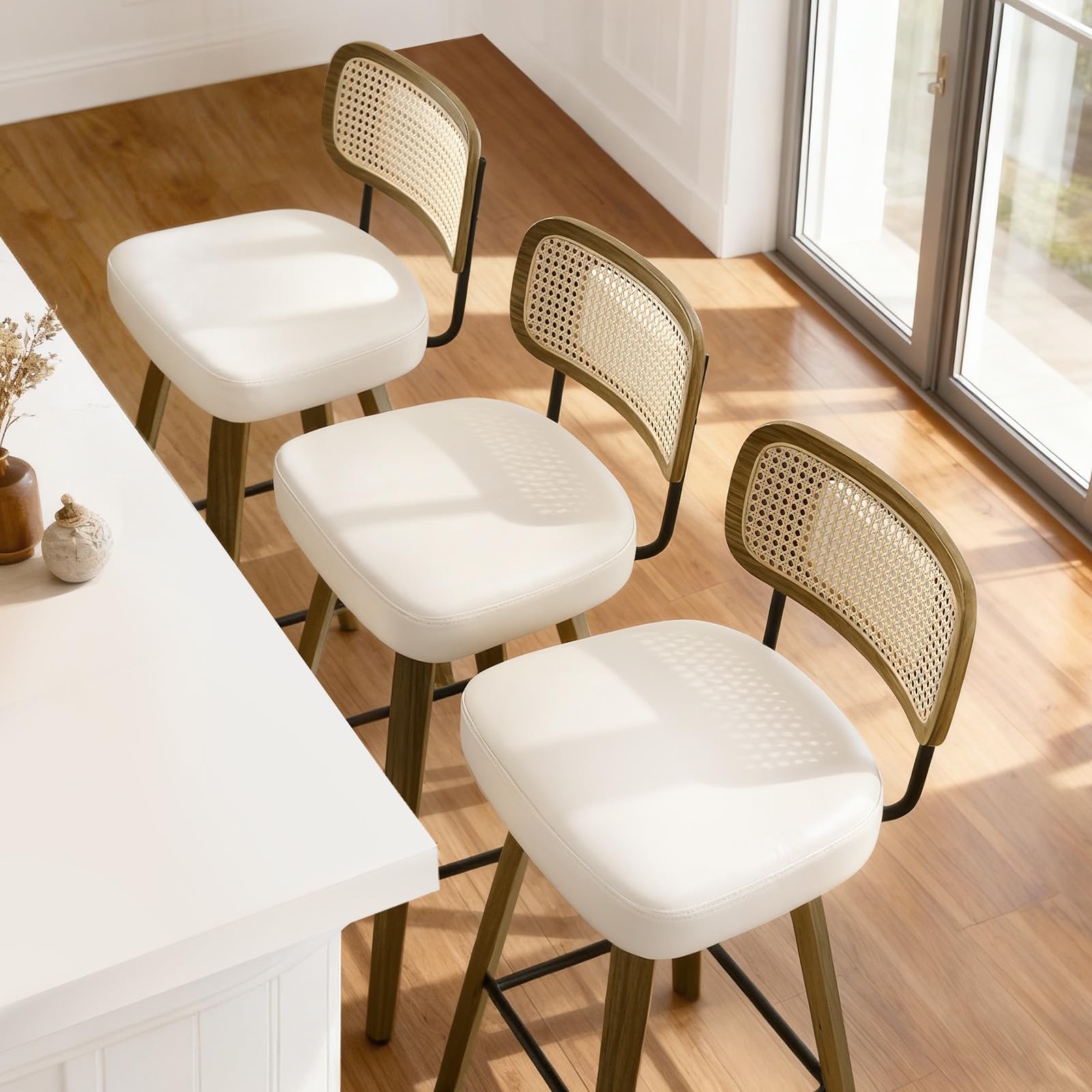 Bekrvio Juego de 2 taburetes giratorios de bar, altura de asiento 65 cm, con respaldo, tapizados en cuero PU y patas de madera de nogal, taburete de mostrador de estilo mid-century con reposapiés de