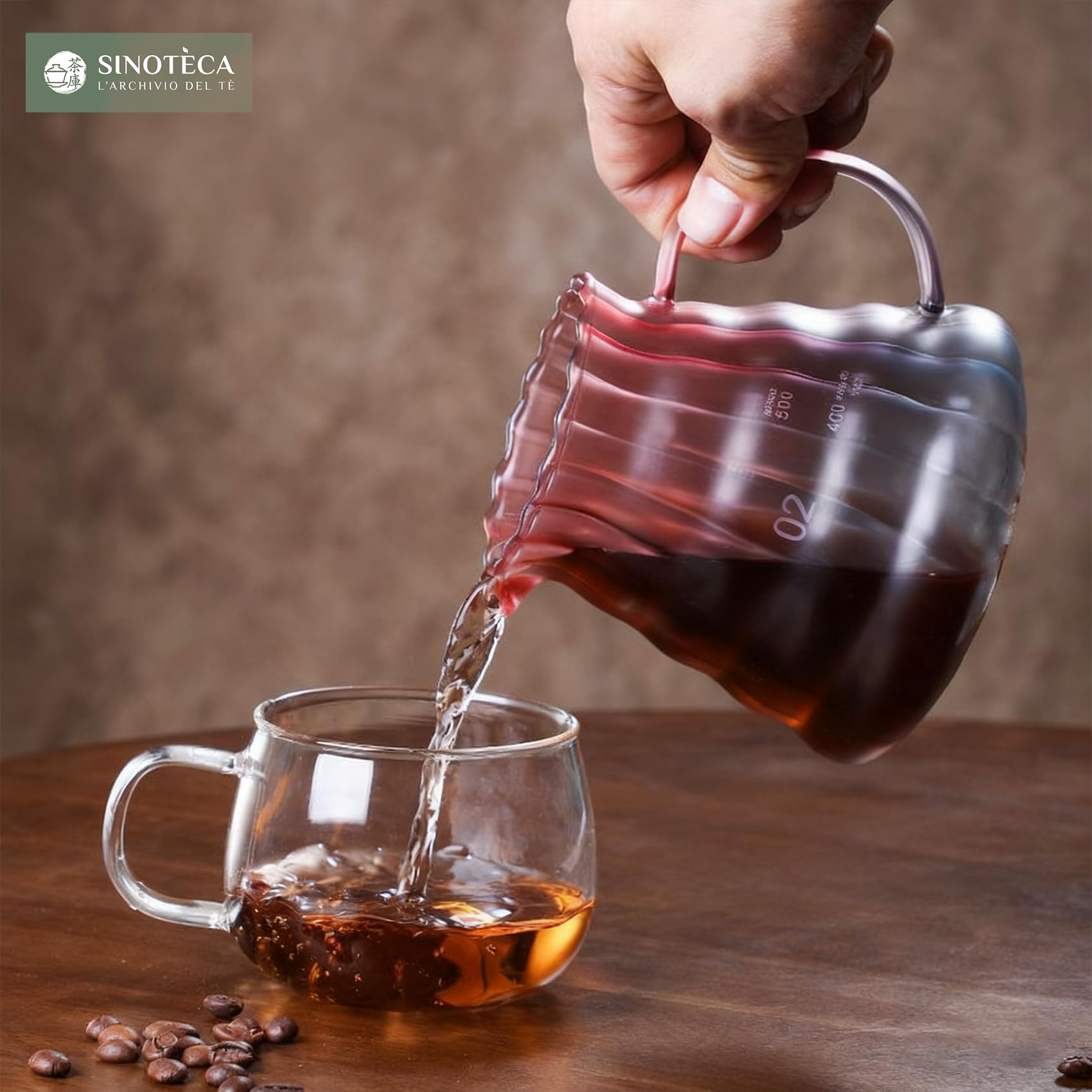 SINOTE’CA Caffettiera Pour Over Stile V60 con Caraffa in Vetro Borosilicato 600ml, Dripper con Manico in Noce e Coperchio, Design Rosso e Blu Satinato, con 100 Filtri di Carta Misura V02