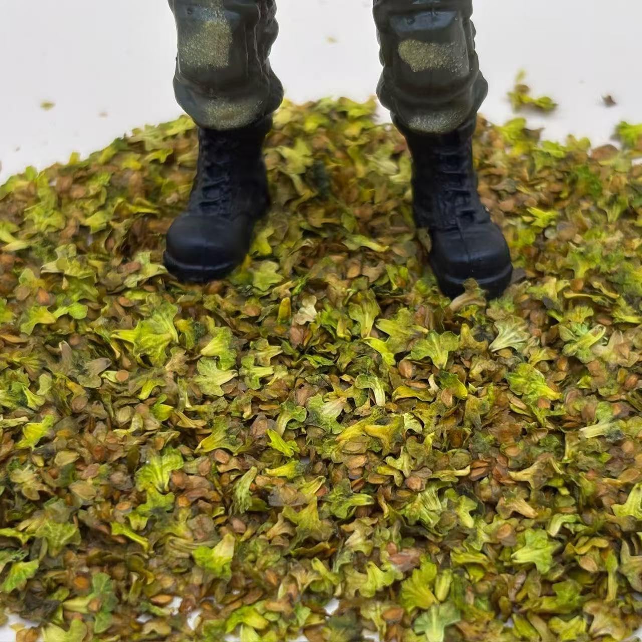 2 Colors Seasons Micro Landscape Realistic Miniature Leaves for DIY Mini Model Railway, Bonsai OrnamentsSimulation Leaves Architecture Diorama Scenery Landscape Layout, Box of 2