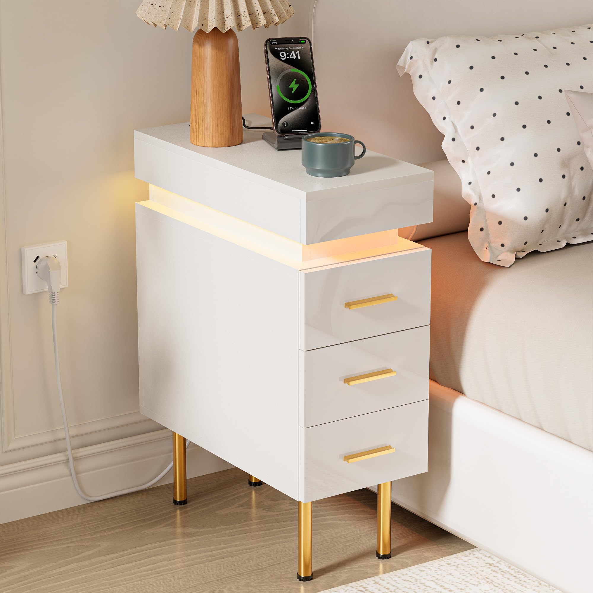 Mesita de Noche Estrecha con Enchufe y Tira de luz RGB Mesitas de Noche Estrecha con 3 cajones, Patas de Metal Dorado Mesillas de Noche para Dormitorio, Salón Blanco