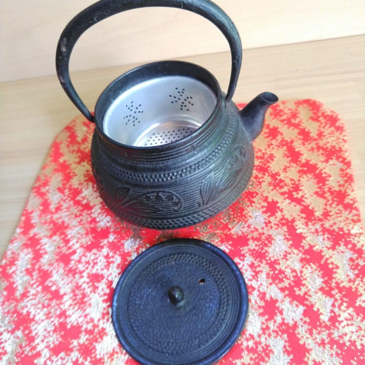 Amazon | 南部鉄器 可愛いすずらん柄 鉄瓶 急須 茶道具 | ノーブランド