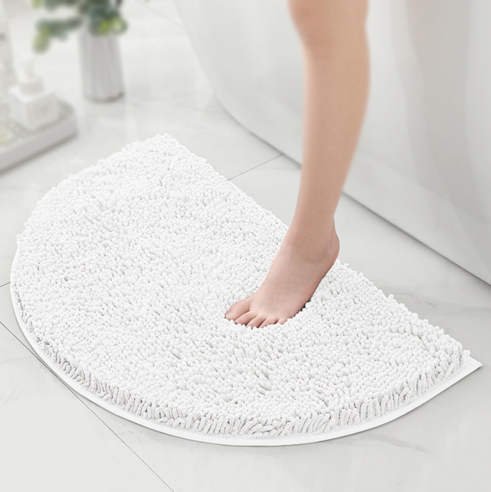 Tapis de bain moelleux en demi-cercle pour une ambiance spa à la maison