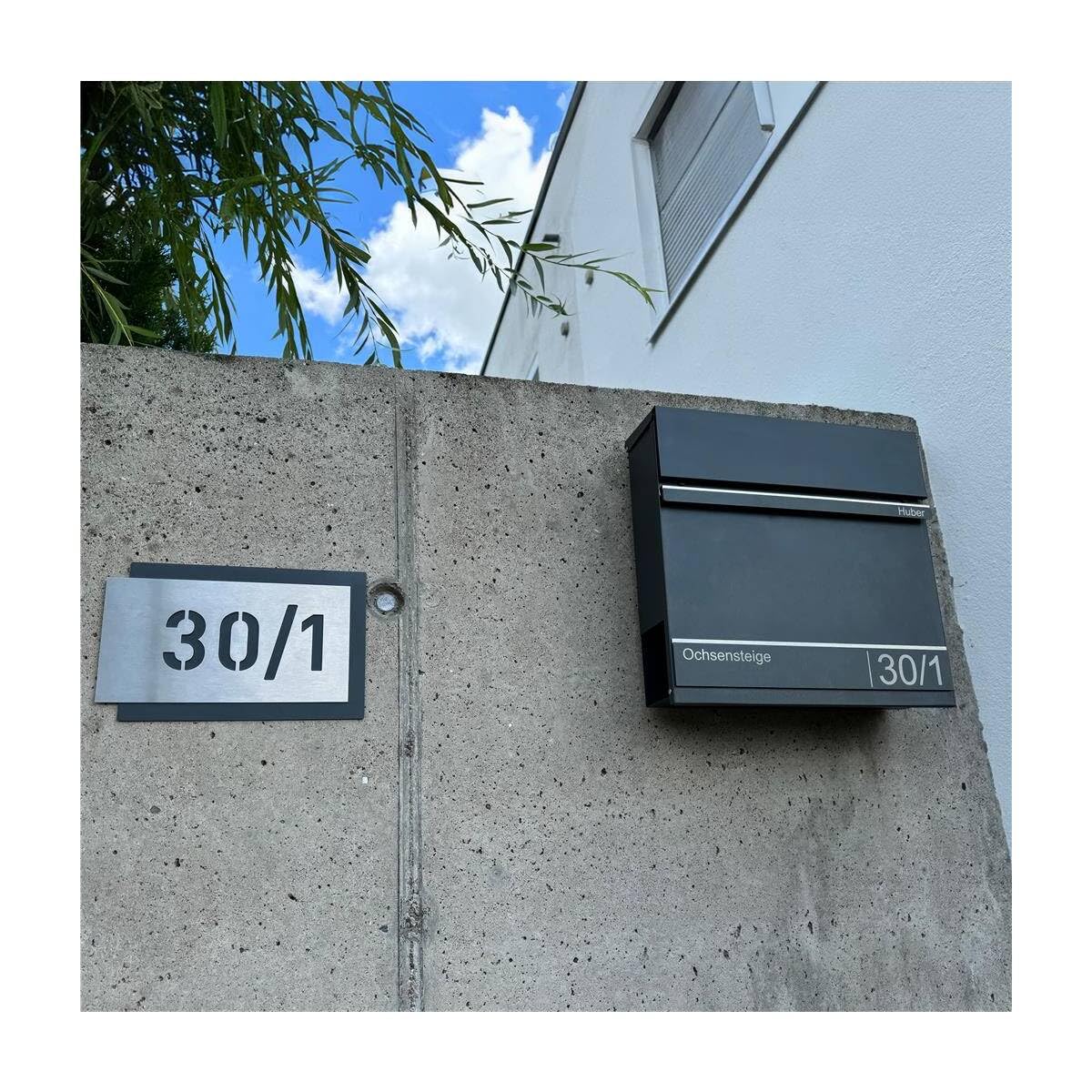 Metzler Briefkasten Personalisierbar Anthrazit RAL 7016 - mit Zeitungsfach - Wandbriefkasten mit Edelstahl Namensschild und Hausnummer Lesergravur - UV-beständig und Rostfrei (Mit Gravur) - Herrmann