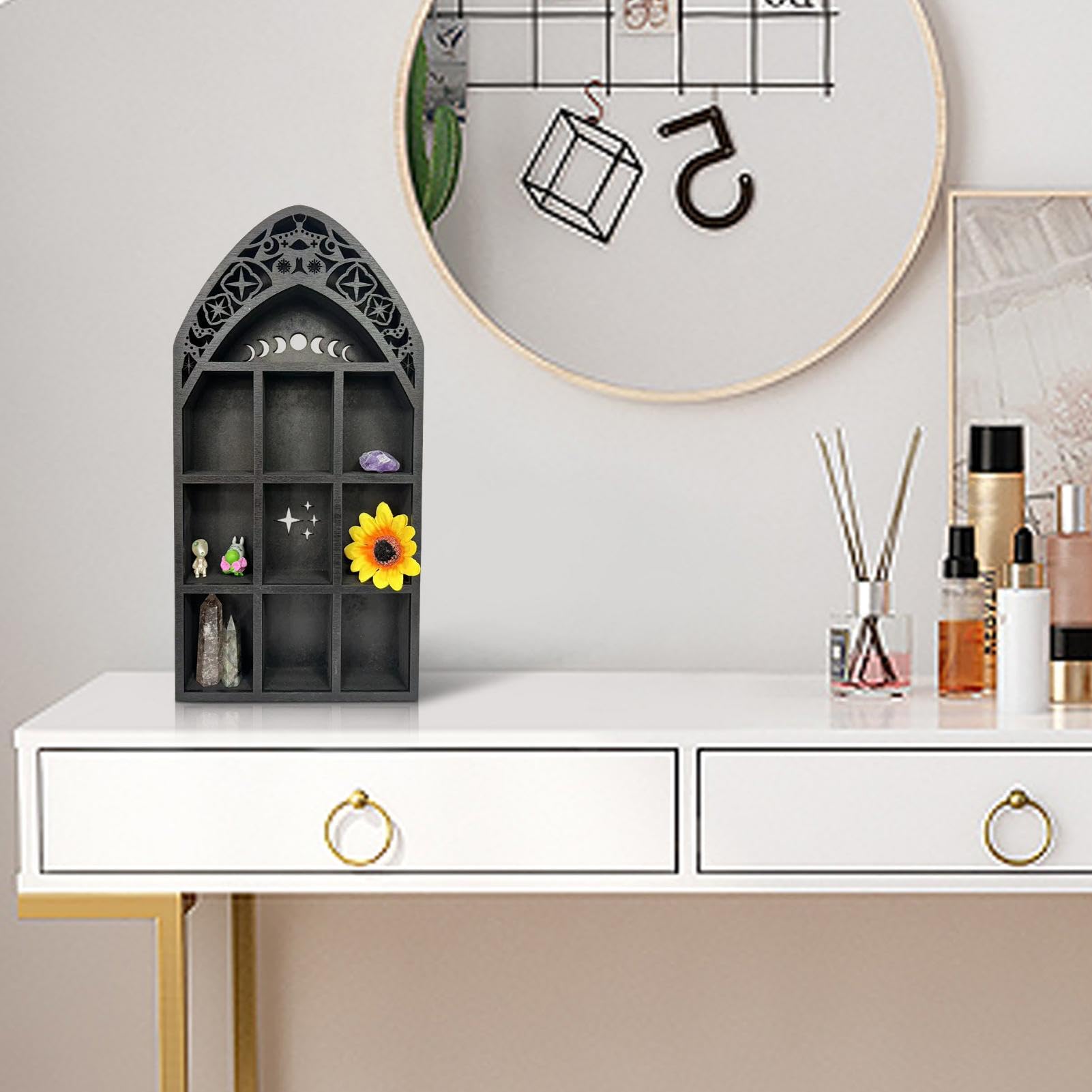 Präsentation von Moon Shelf, ein solides und robustes Regal mit einem Durchbruch aus Sonne, Mond und Sternen in der Mitte. Wandregal aus Holz – Stab
