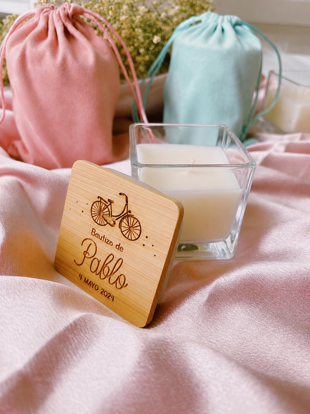 MONAMI - Pack 10 Velas personalizadas en cristal y tapa de bambú cuadrada. Detalle ideal para boda, bautizo o comunión. Vela aromática de vainilla. Varios modelos a elegir.