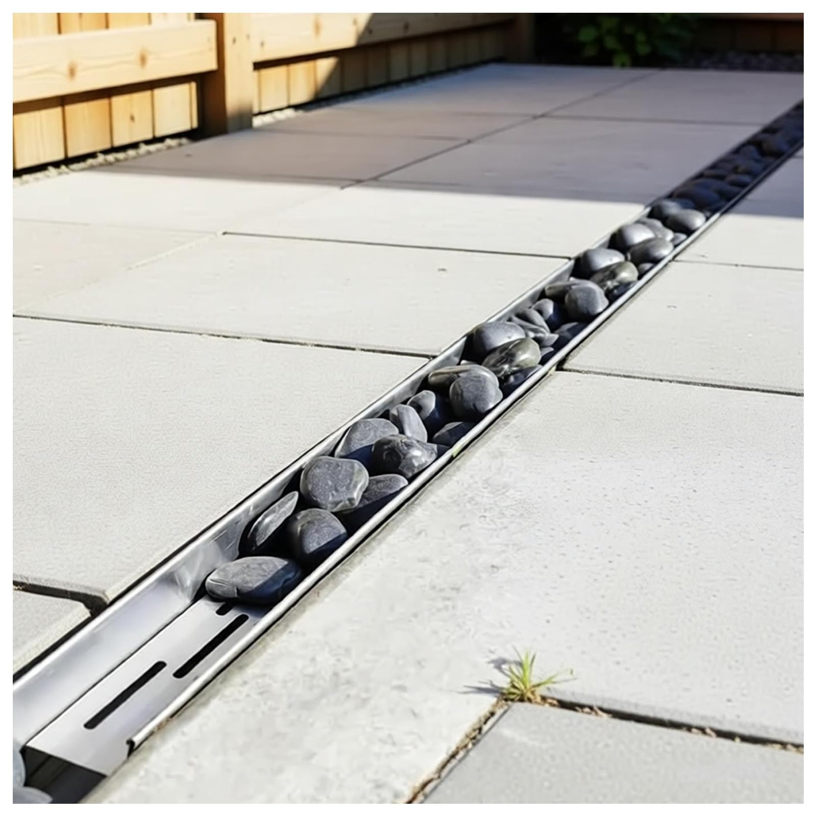 Système de drainage de tranchée extérieure avec grilles pour cour et allée