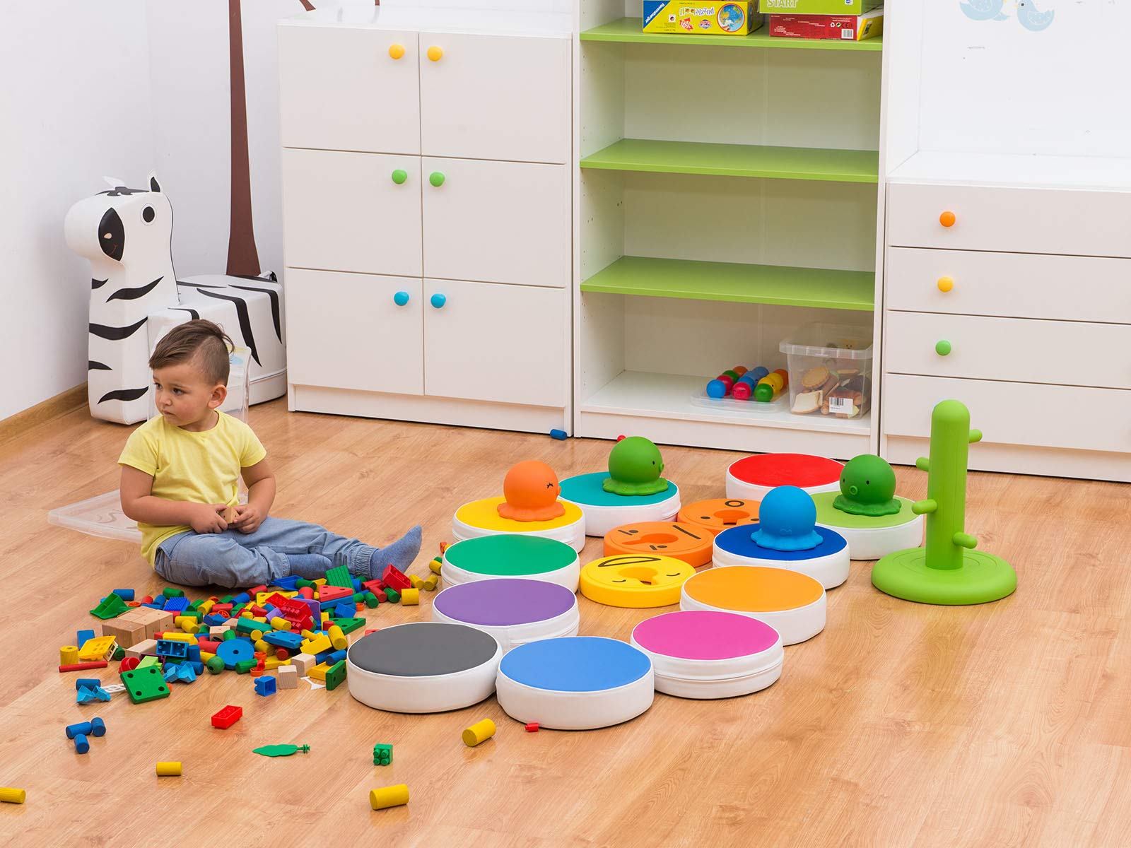 1994 Pouf rond Rouge où les enfants peuvent se détendre, douceur et confort d'utilisation, fond antidérapant