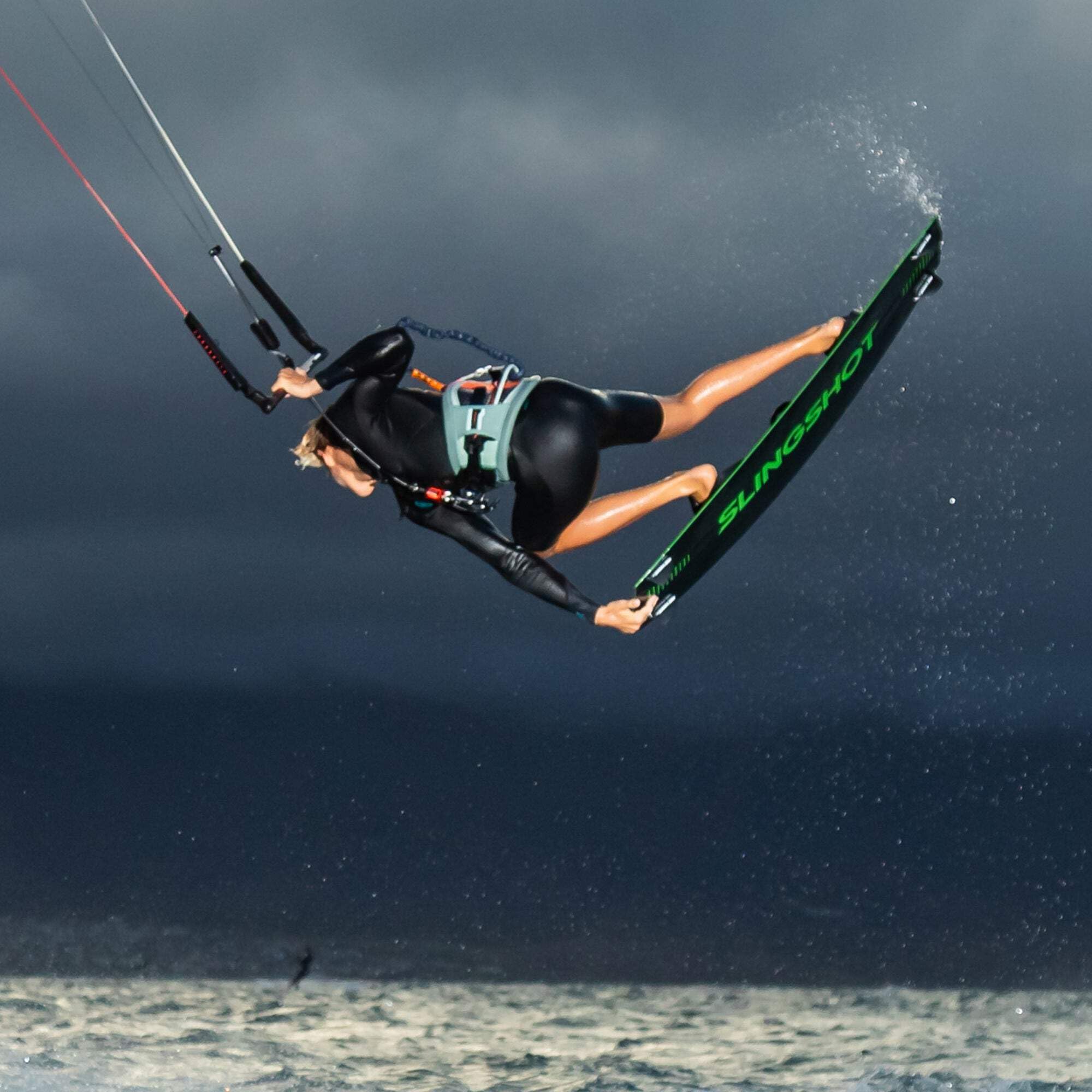 Slingshot Sports Misfit V11 Carbon Kiteboard - Twin Tip Kitesurf Board 143 cm