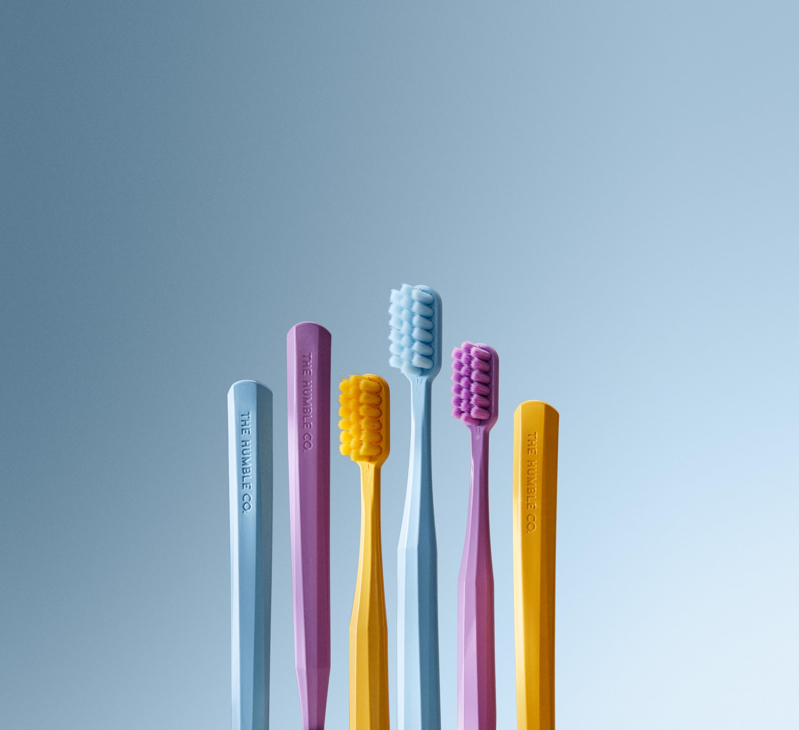 Humble Brush Adult Soft - 7.000 Kıl İçeren Bitki Bazlı Diş Fırçası (Renk Asortili)