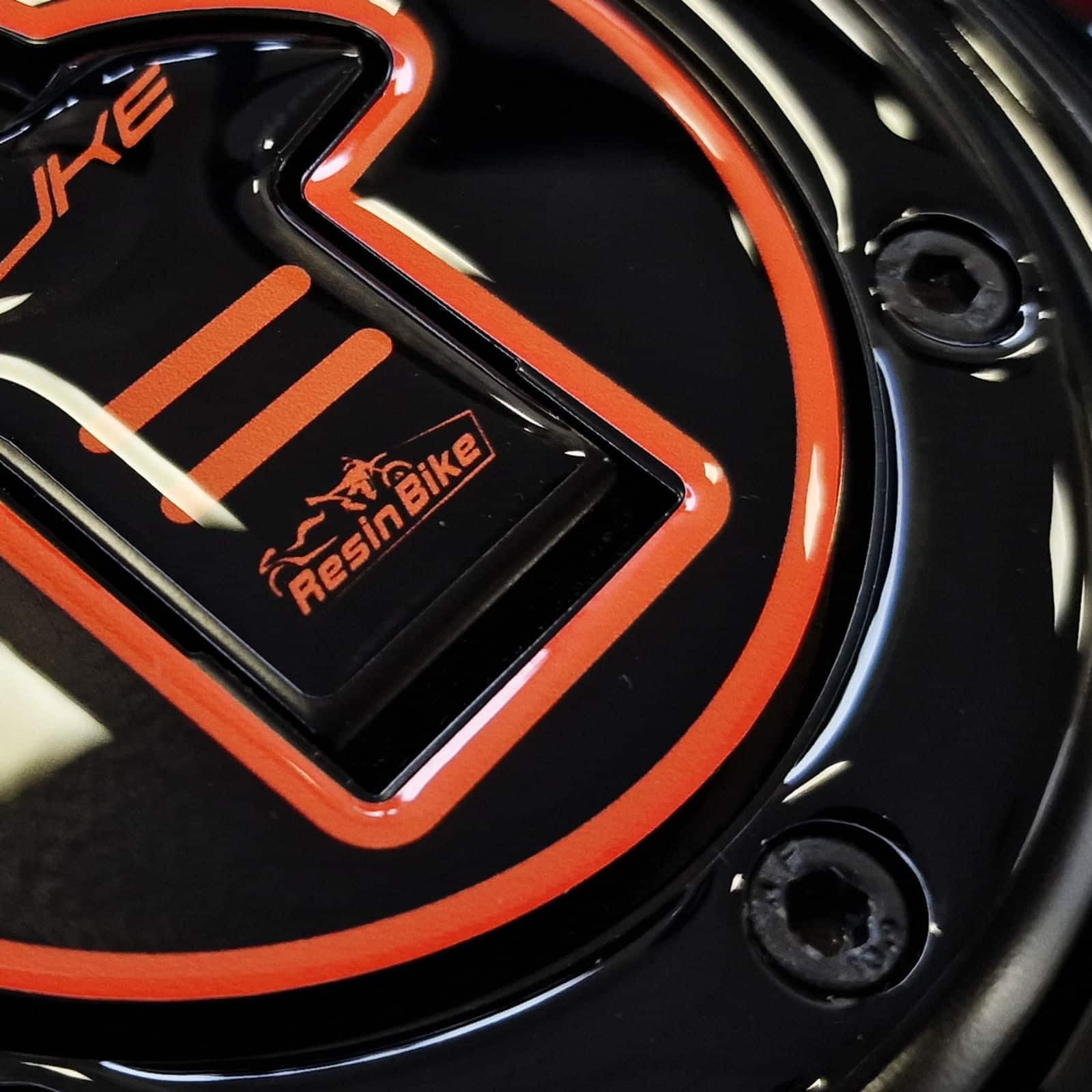 Resin Bike Naklejki Moto kompatybilne z KTM Duke 125 200/250/390 2021-2023. Chronią korka zbiornika przed uderzeniami i zadrapaniami. Naklejki żywiczne z efektem 3D - wyprodukowane we Włoszech