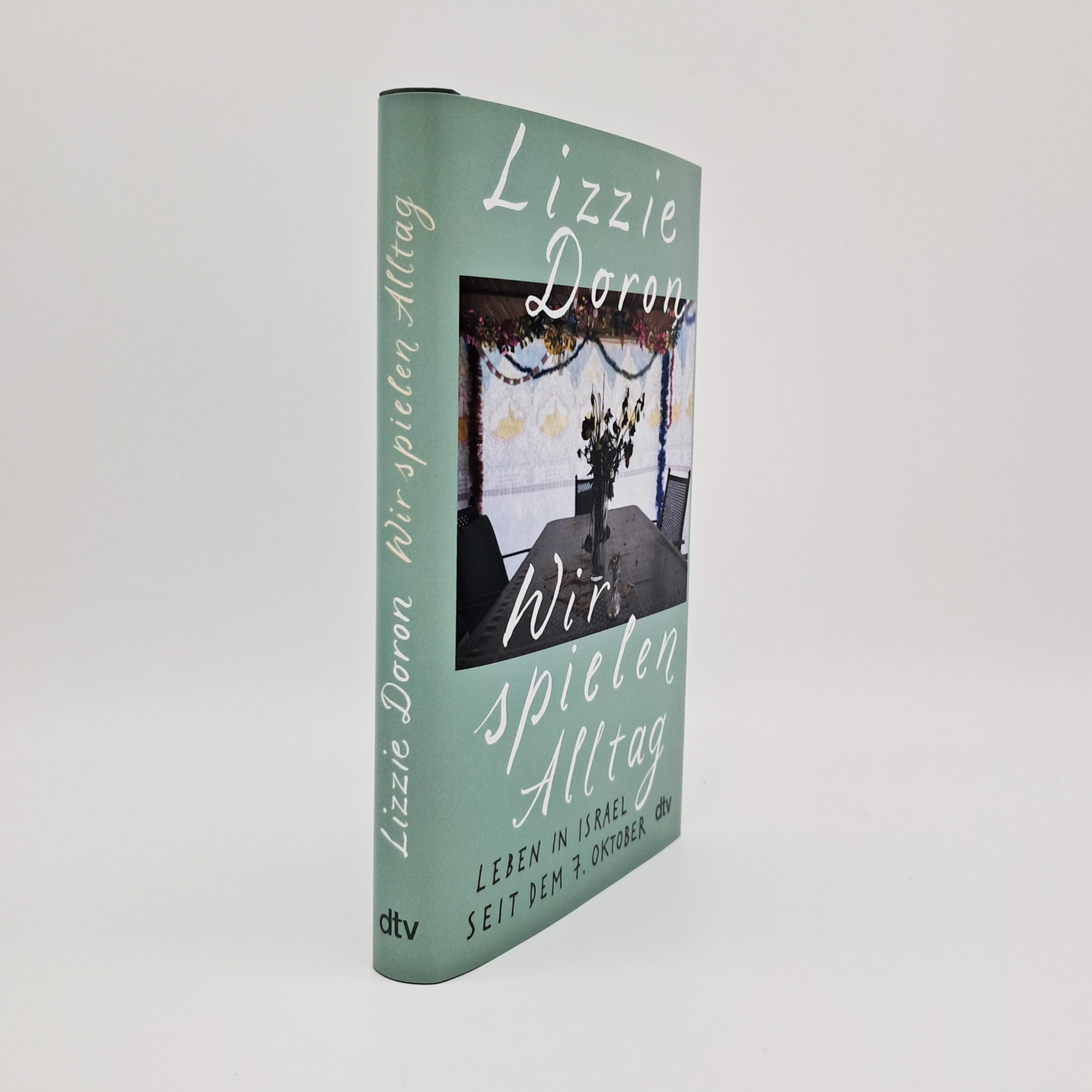 Wir spielen Alltag: Leben in Israel seit dem 7. Oktober | »Klug und empathisch – ein Buch, in dem die Traumata der israelischen Gesellschaft sichtbar werden.« Sigrid Brinkmann, DLF