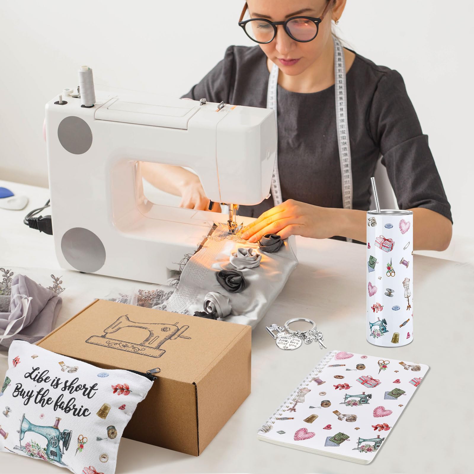 Dansydaisy 6 piezas de regalos de costura rosa con vaso de 20 onzas, taza de acero inoxidable, bolsa de cosméticos, calcetines, llavero, cuaderno de bobina, regalos divertidos de costura para mujeres