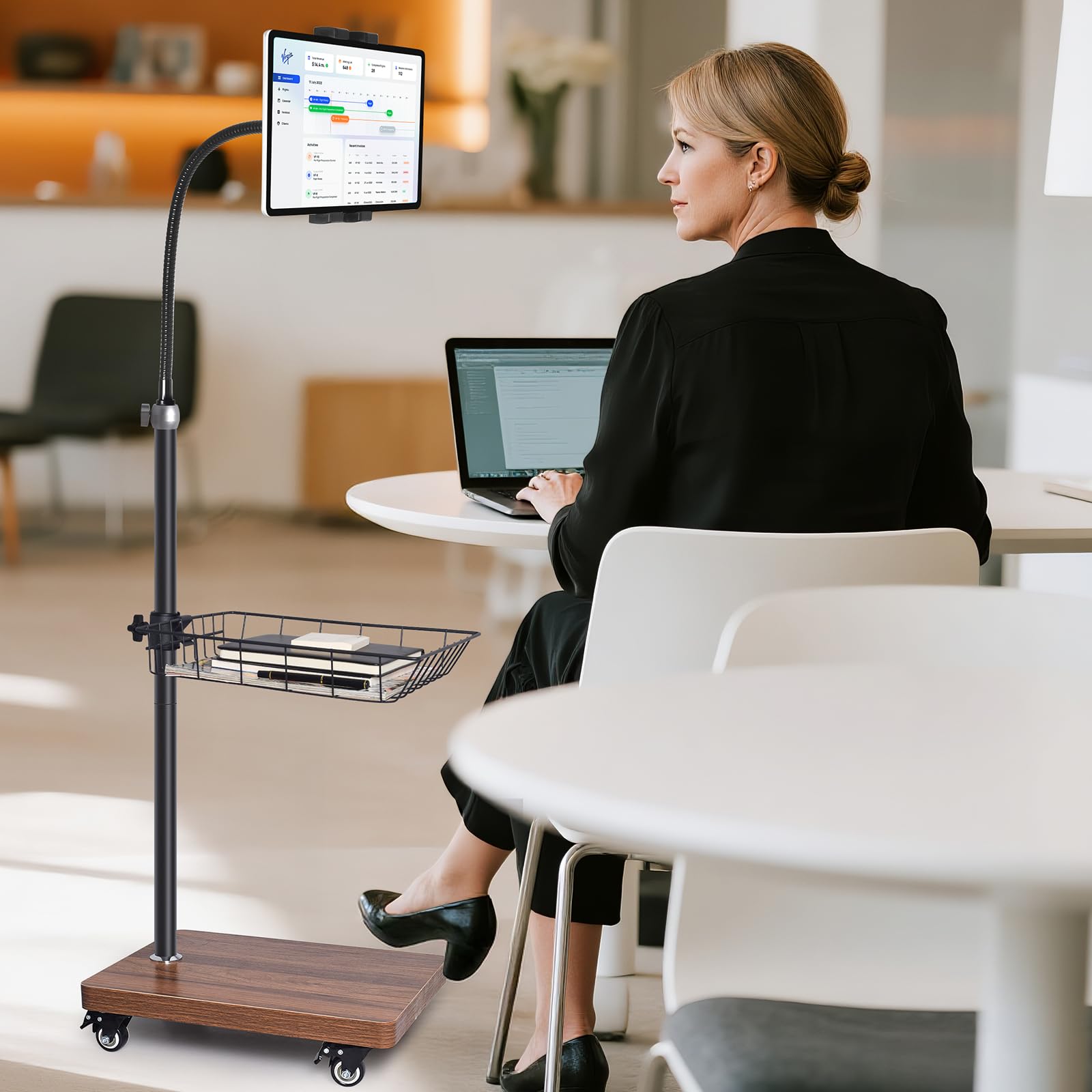 Verstellbarer Boden-Tablet-Ständer mit Rollfuß, flexibler Schwanenhals-Halterung, Holzplattform, mobiler Gerätehalter für den Innenbereich