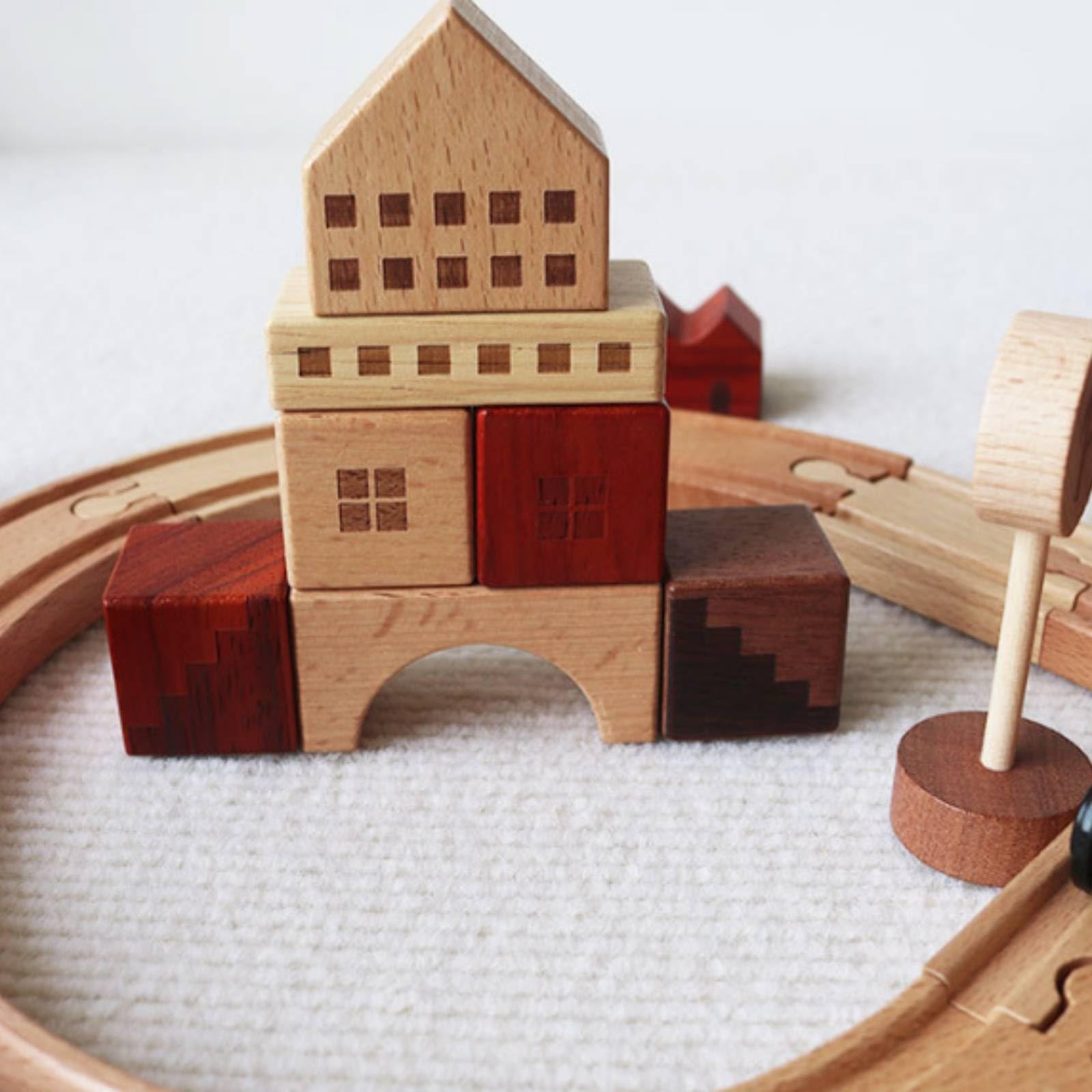 Almencla Kinder Bausteine Holz Eisenbahn Set Zug Spielzeug Strecke Zirkus Wagen Figuren Buchenholz für Vorschule Kinderparty Kinderzimmer Geschenk