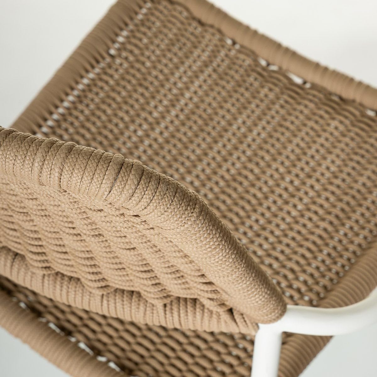 LOLAhome Pack de 4 Silla Deluxe Milos para jardín, Acero Blanco y Cuerda Trenzada Beige, 55x55x83 cm, Ergonómica y Apilable, Tratamiento Anticorrosión y Duraderas, Calidad y Diseño