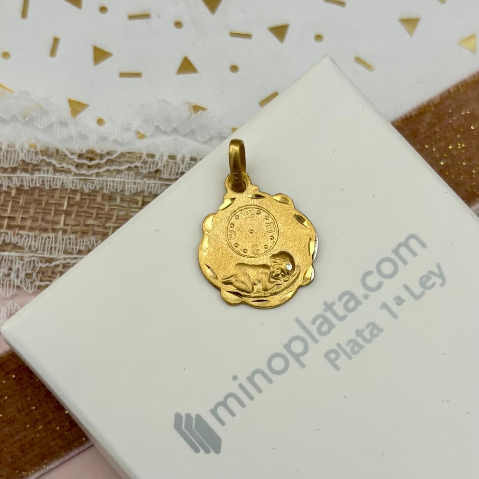 Medal narodzin z zegarkiem, srebro próby 925 pozłacane, tłoczony wzór dla niemowląt, 16 x 20 mm, z pudełkiem prezentowym