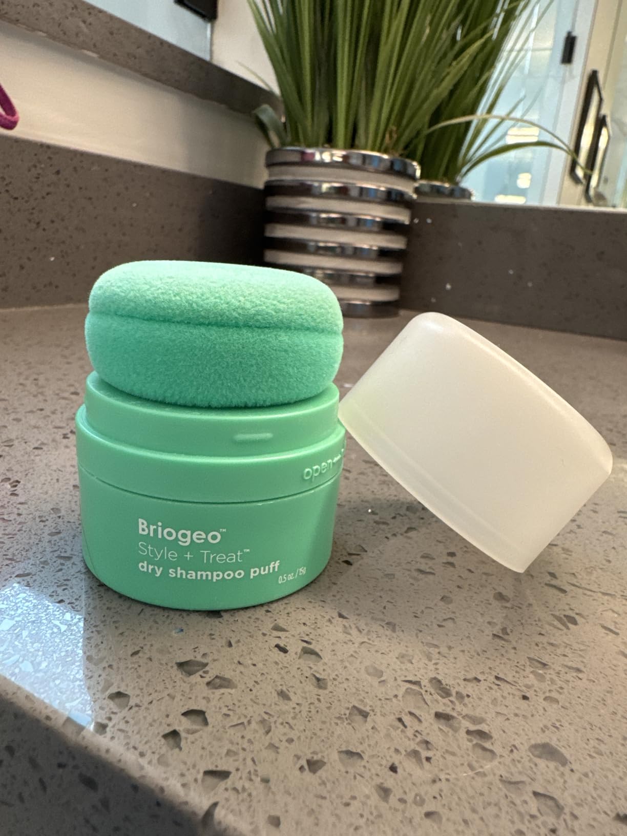 Briogeo Style + Treat Dry Shampoo Puff | Non-Aerosol & Talc-Free Root Refresh & Oil Absorption | Volumizing Powder| Vegan & Cruelty-Free | 0.5 oz