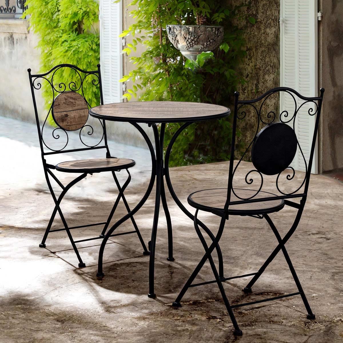 Yellowshop Set Bistrot da Esterno, Veranda, Balcone, Giardino 3 Pezzi Kansas, Tavolo con 2 Sedie Pieghevoli in Metallo Nero con Ceramica Effetto Legno Naturale