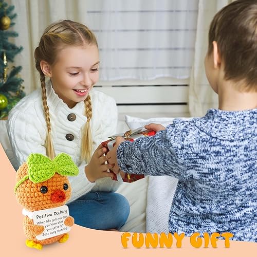 Vista 31 de MHRYEZ Ganso de escritorio posable de 3.5 pulgadas, animales de ganchillo positivos con mensajes positivos, mini ganso de escritorio divertidos