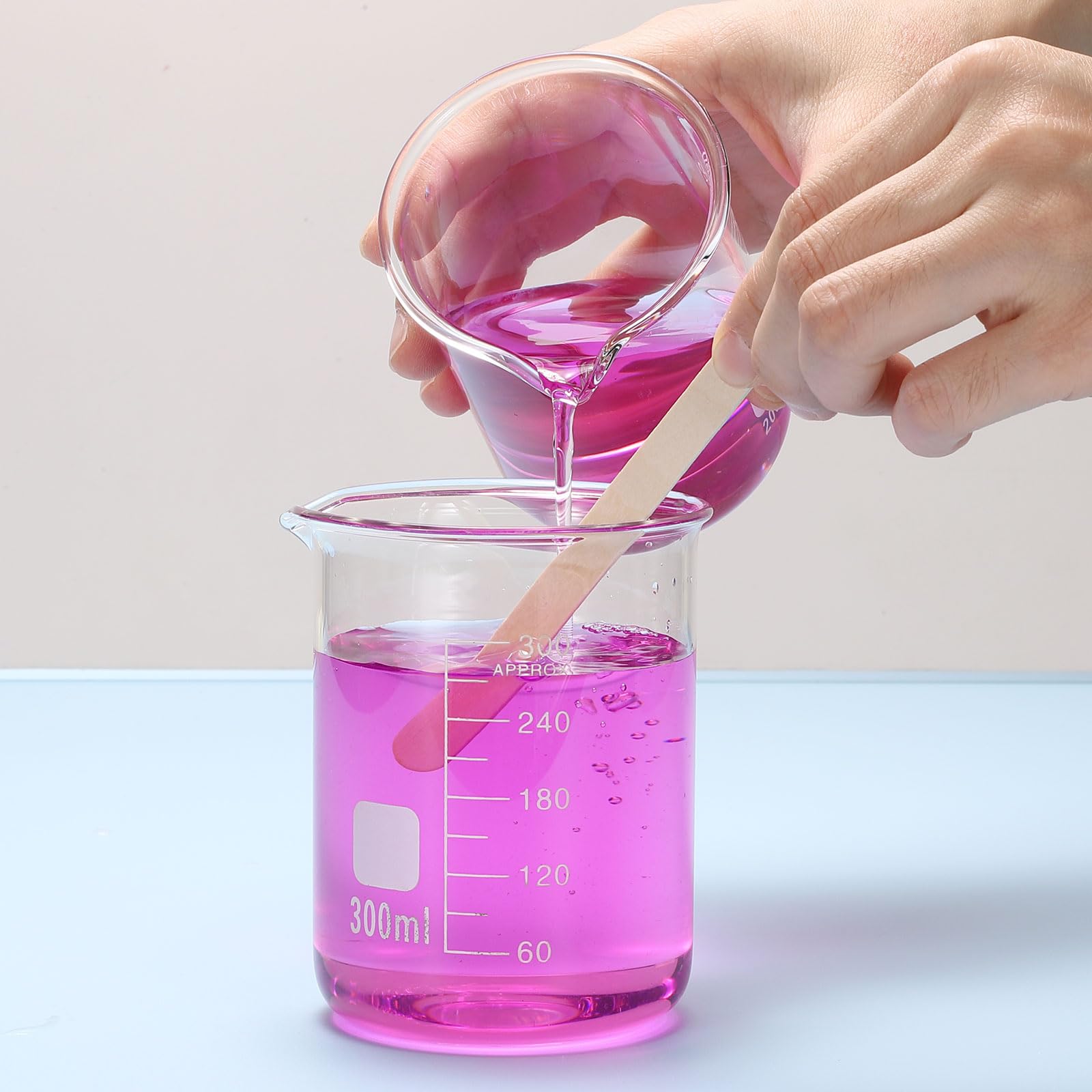 PATIKIL Vaso de vidrio de 400 ml, paquete de 2 vasos de vidrio medidores, vasos de laboratorio de borosilicato graduado, taza de baja forma, segura para el calor, transparente con 50 palos de madera