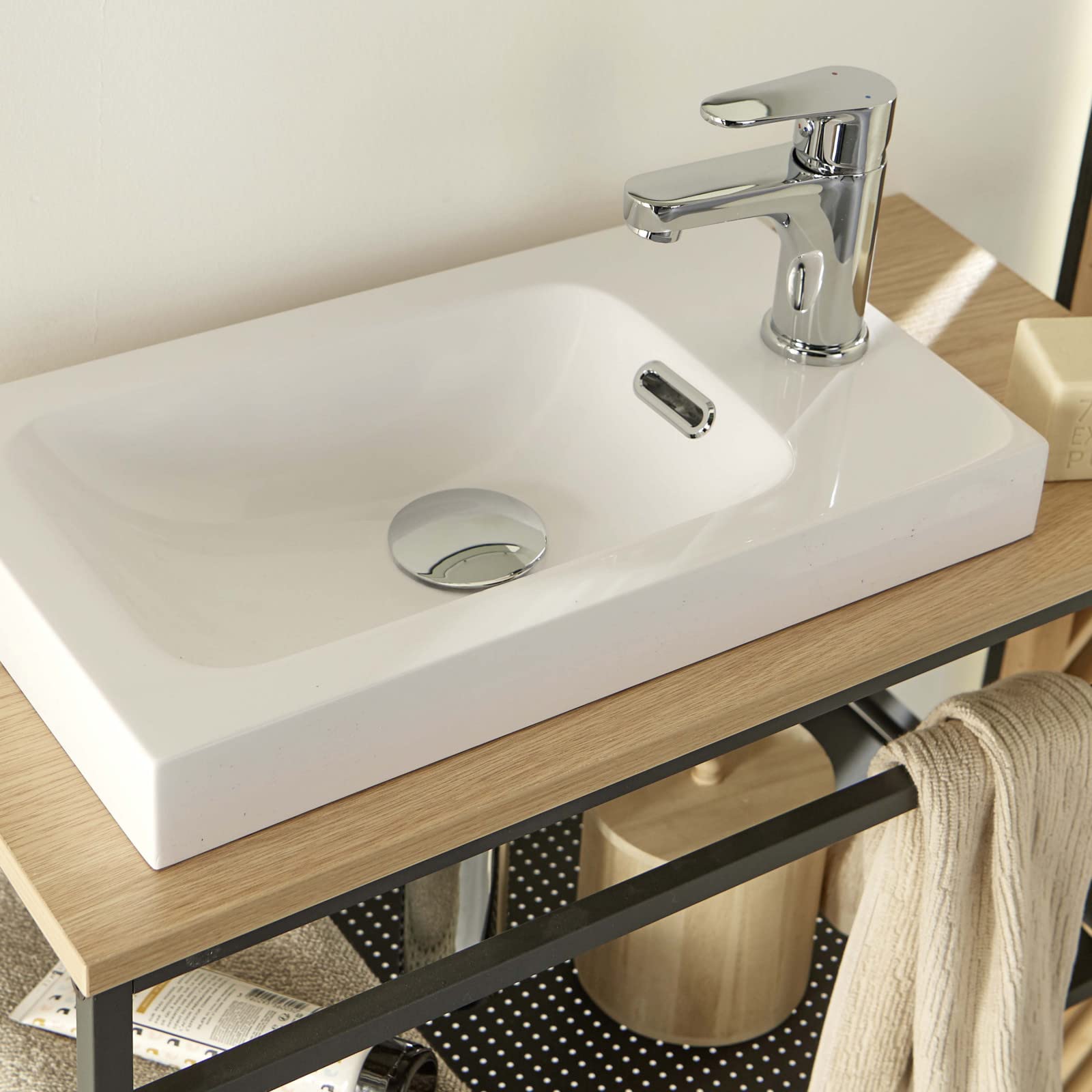 Mueble para lavamanos de madera y metal con lavabo blanco Will
