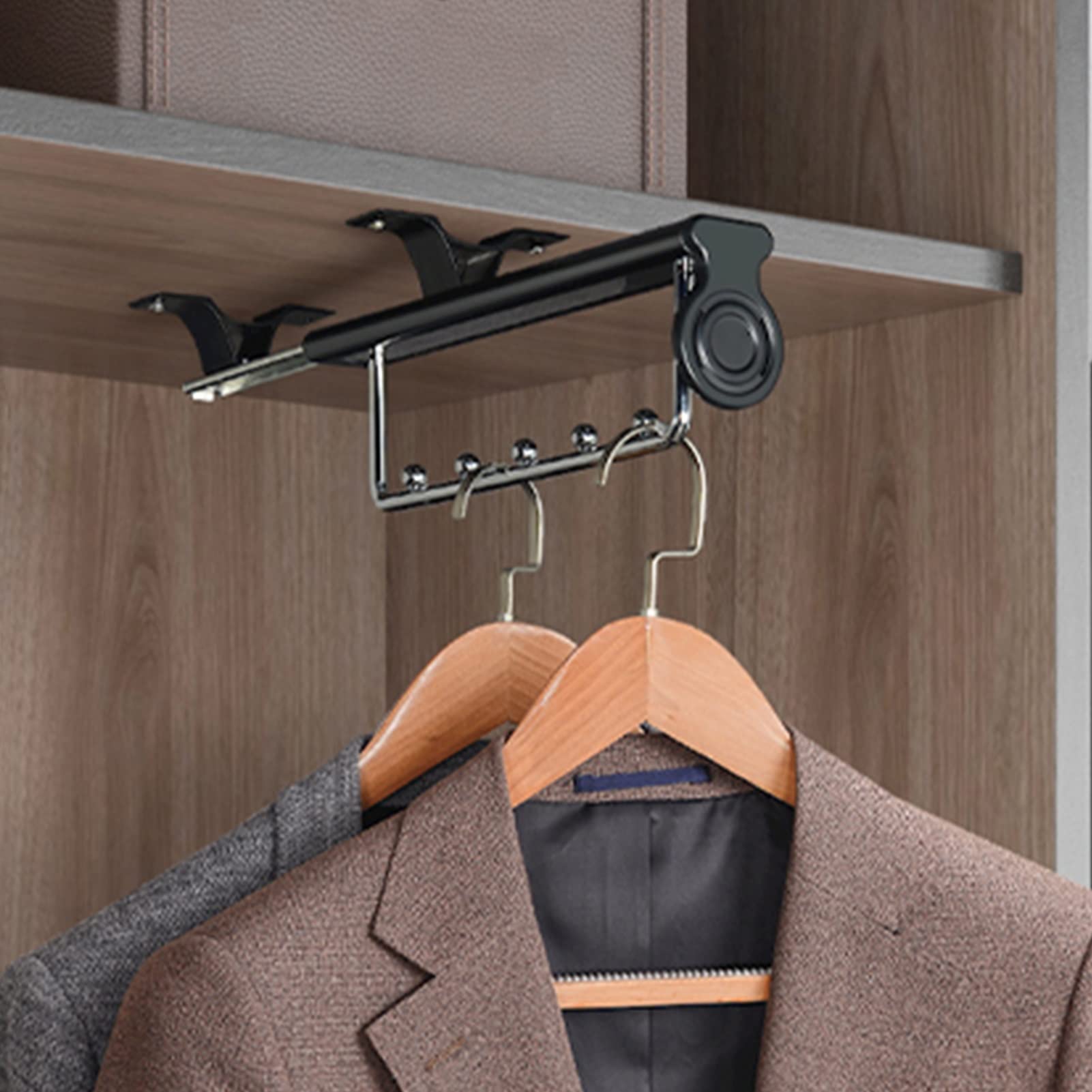 Porte-pantalons rétractables et rail de garde-robe pour dressing ordonné