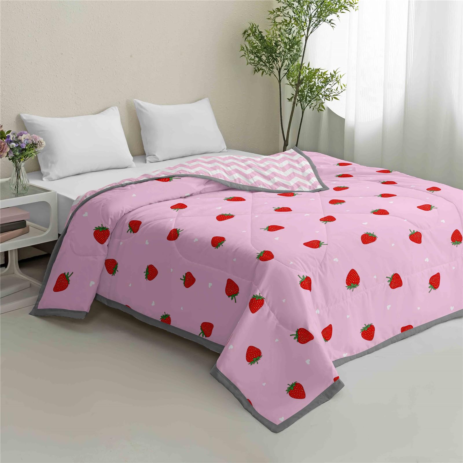 Odot Modern Classics Coverless Duvet 2.5 Tog Single Double King Size, Reversible Summer Quilted Duvet Throw Blanket for Sofa Bed, Soft Lightweight Bedspreads Bed Coverlet Throw (Strawberry,155x220cm)