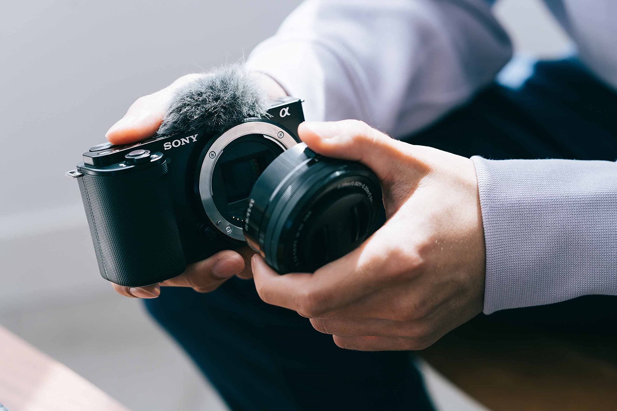 Sony ZV-E10 Systemkamera mit 16–50mm Objektiv (APS-C) – 4K-Video, schwenkbares Display, Echtzeit-Augen-Autofokus, leicht & ideal für Vlogger & Einsteiger