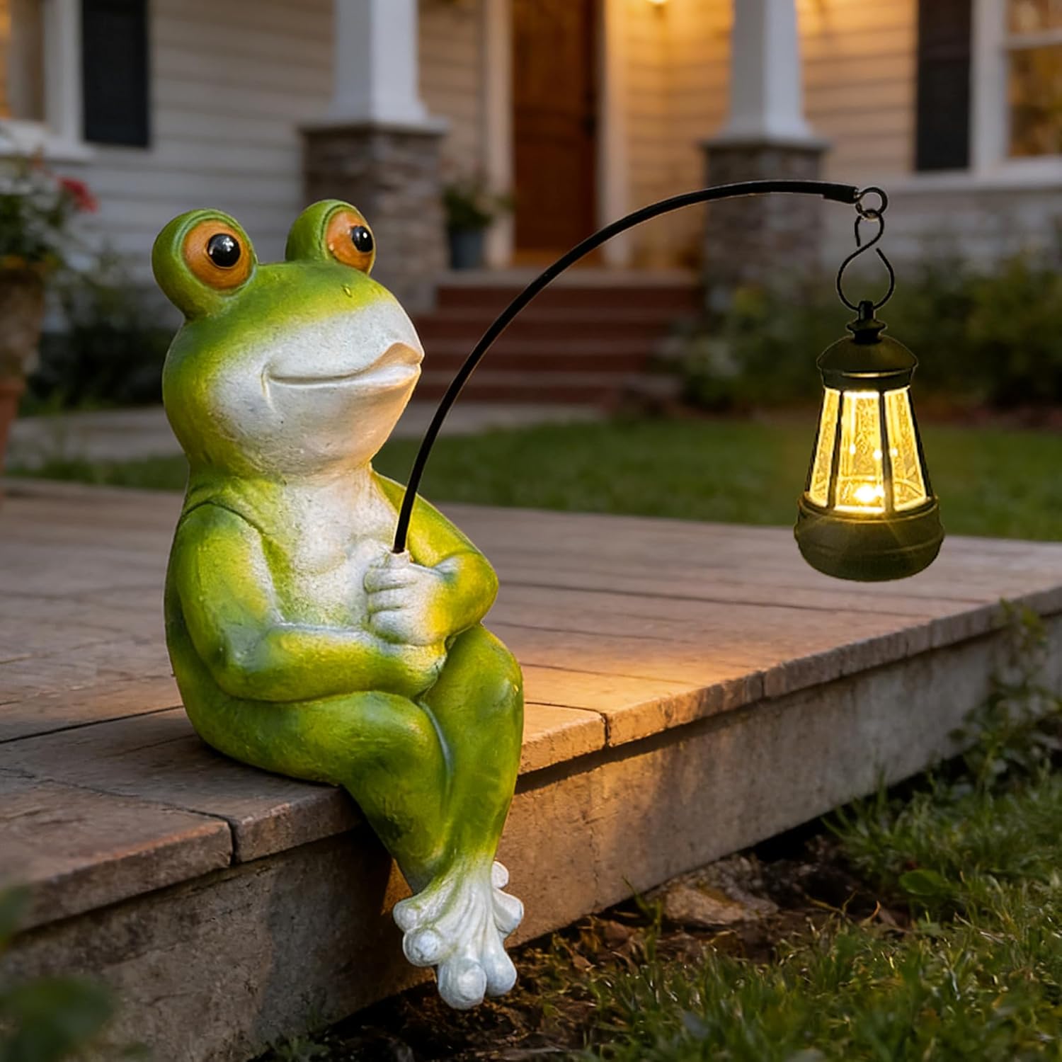 Teaeeno Solar Garden Statues Loving Frog Garden Decor Figurine Lights for Outside, Yard Decorations Outdoor Patio Decor, Gardening Gifts for Women
