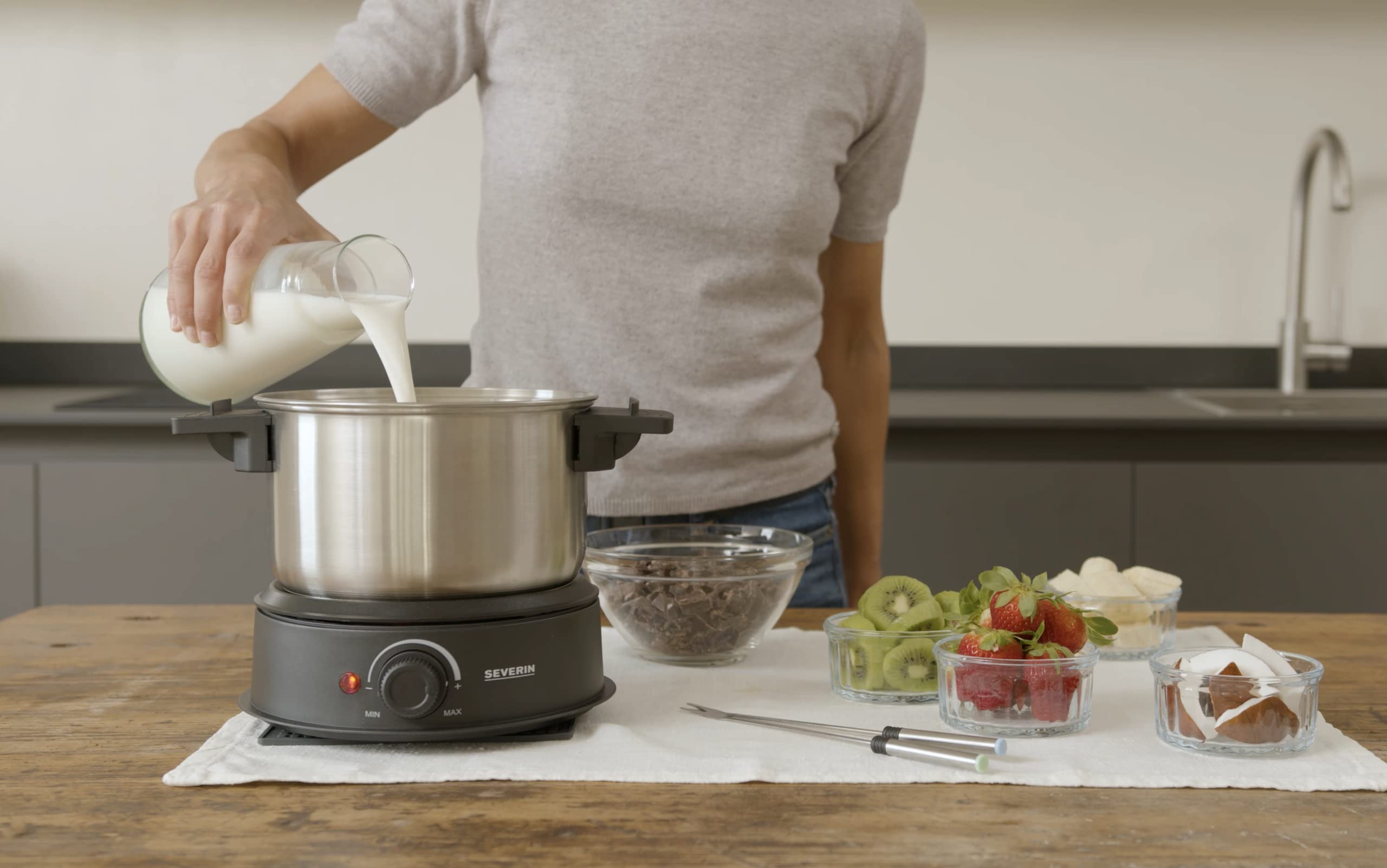 Severin - Fondue con Olla de Acero Inoxidable extraíble Apta para lavavajillas, 1.5 W, 1.4 litros, Plástico/Acero Inoxidable, Negro FO 2470
