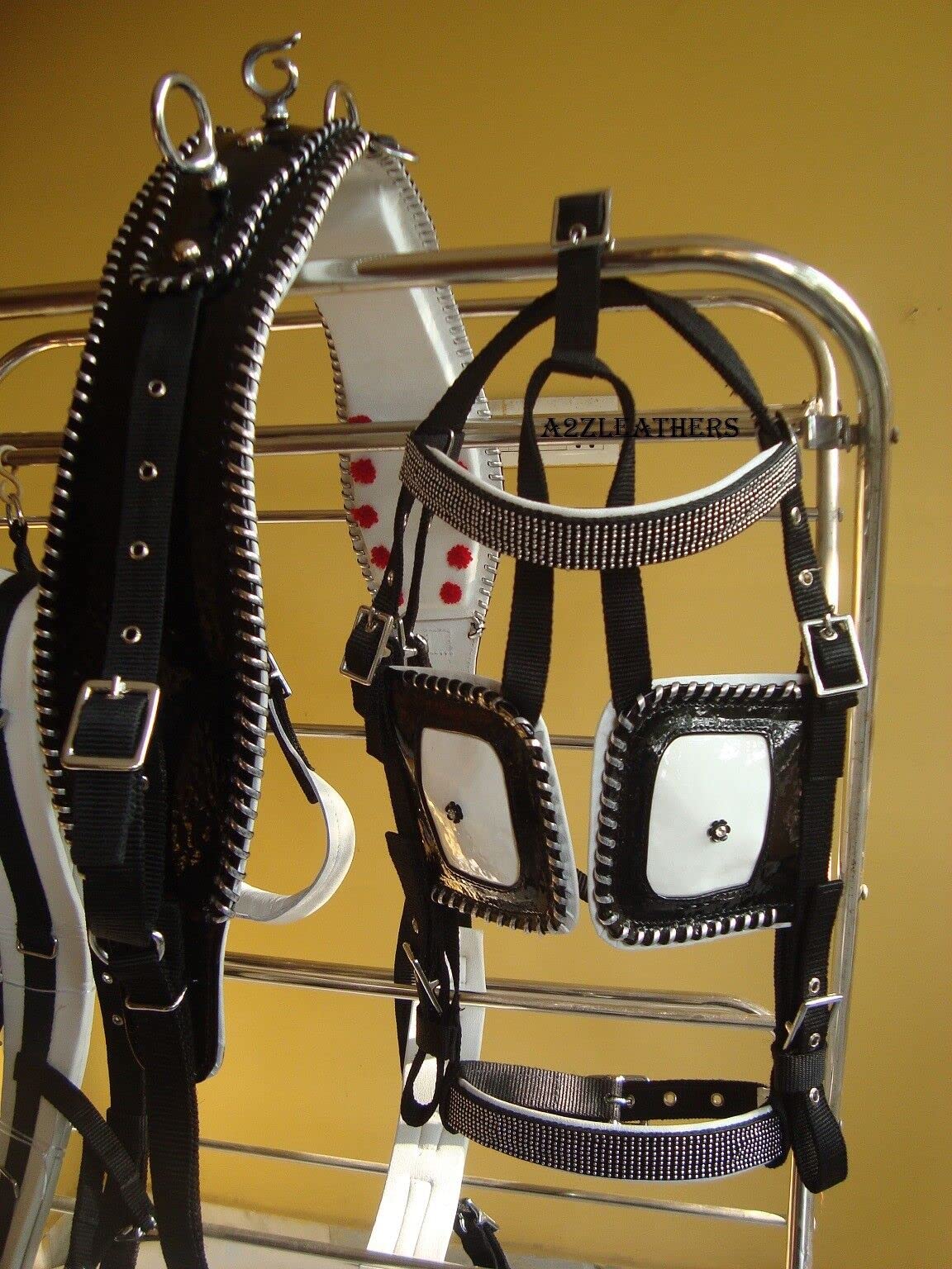 Harnais de conduite en nylon verni synthétique noir, avec fil de brevet tissage en selle (plein)