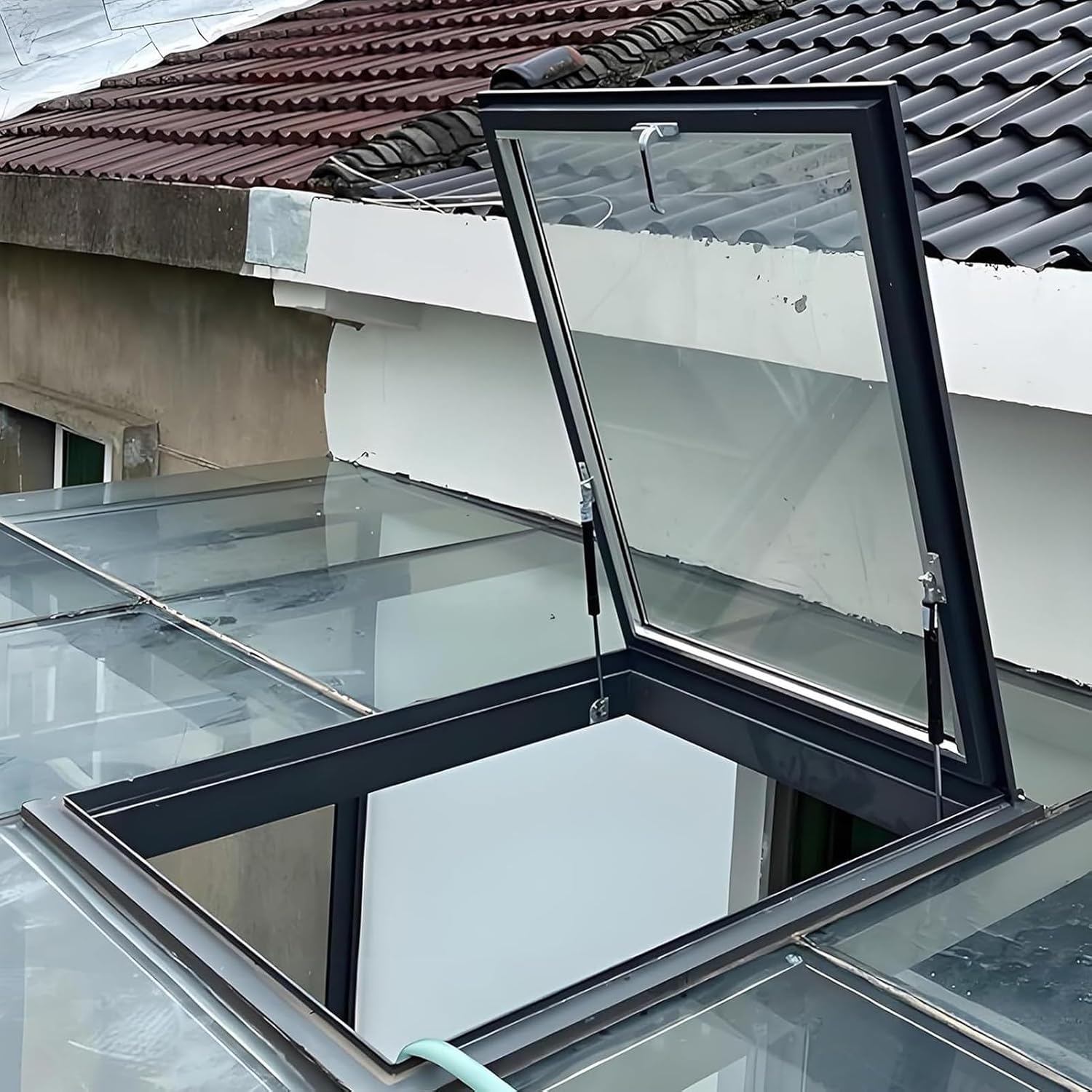 Skylight House Roof Window, Ventilation Flat Roof Lighting Well Window, Basement Sloped Flat Well Roof Hatch, Skylight House Aluminum + Tempered Glass, for Sun Room, Attic(LxW 50x50cm/19.7x19.7