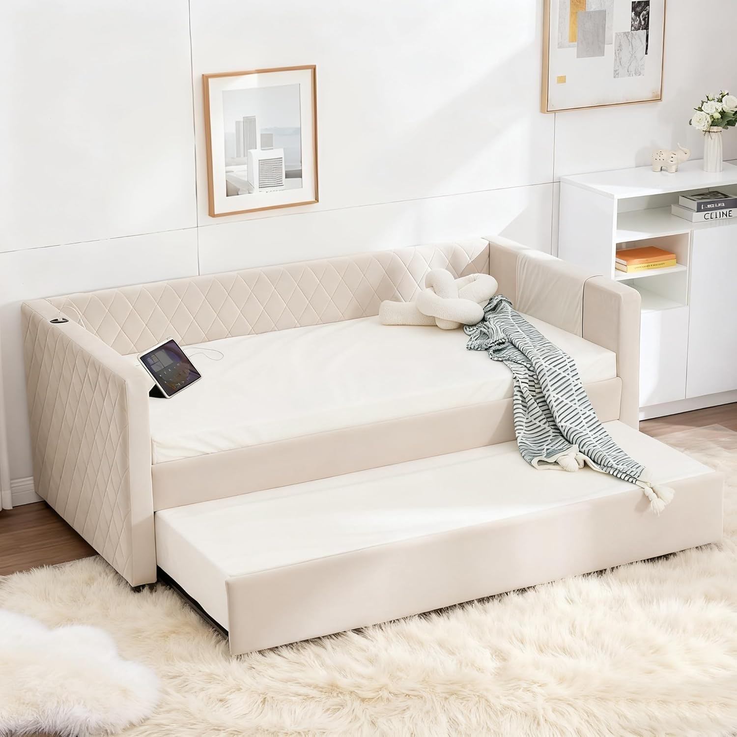 DNYN Velvet Daybed with Pop-up Trundle and USB Ports for Bedroom/Guest Room, Space-Saving Wood Bed Frame with Side Storage Pockets, No Box Spring Needed-Beige