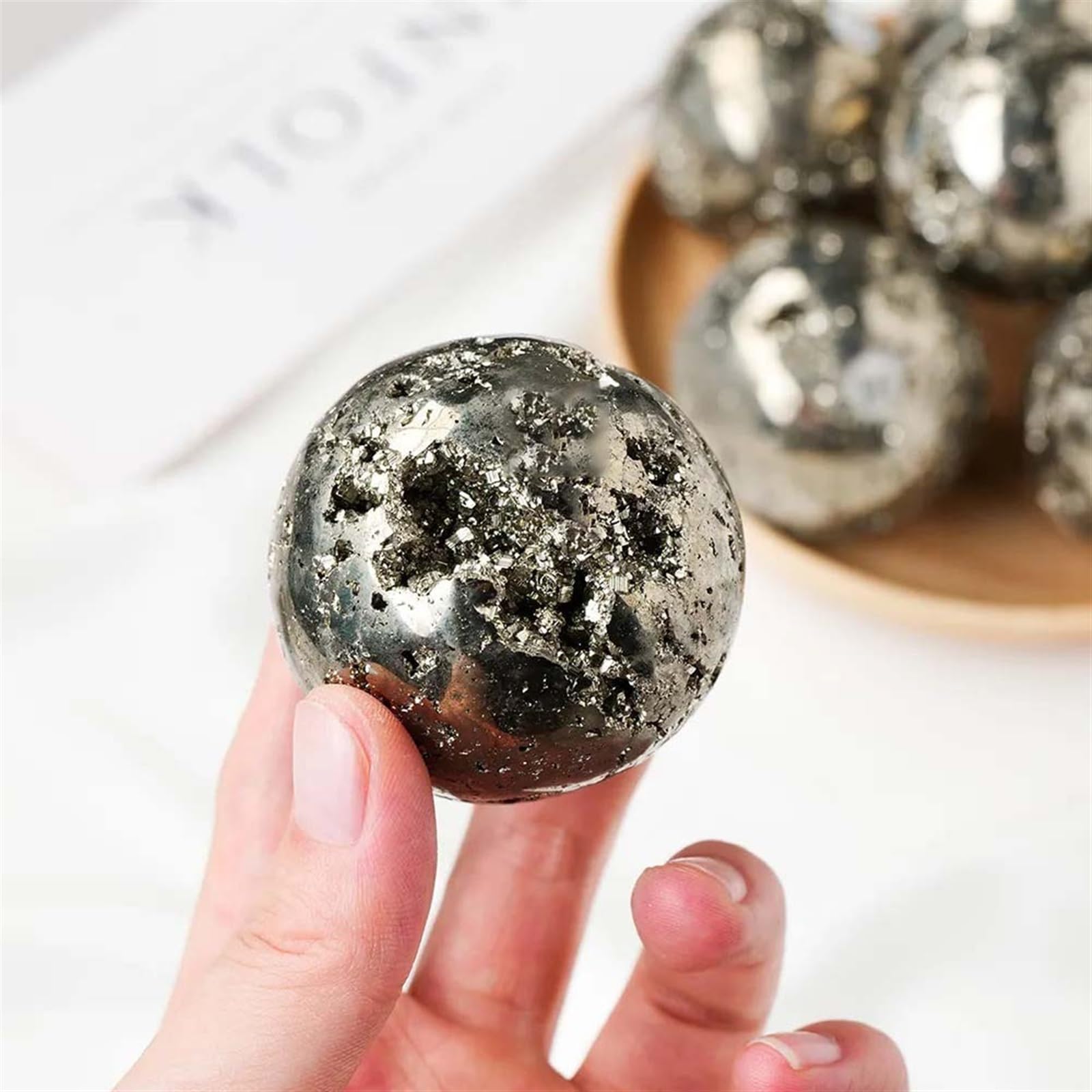 Esfera de calcopirita para decorar tu salón u oficina moderna