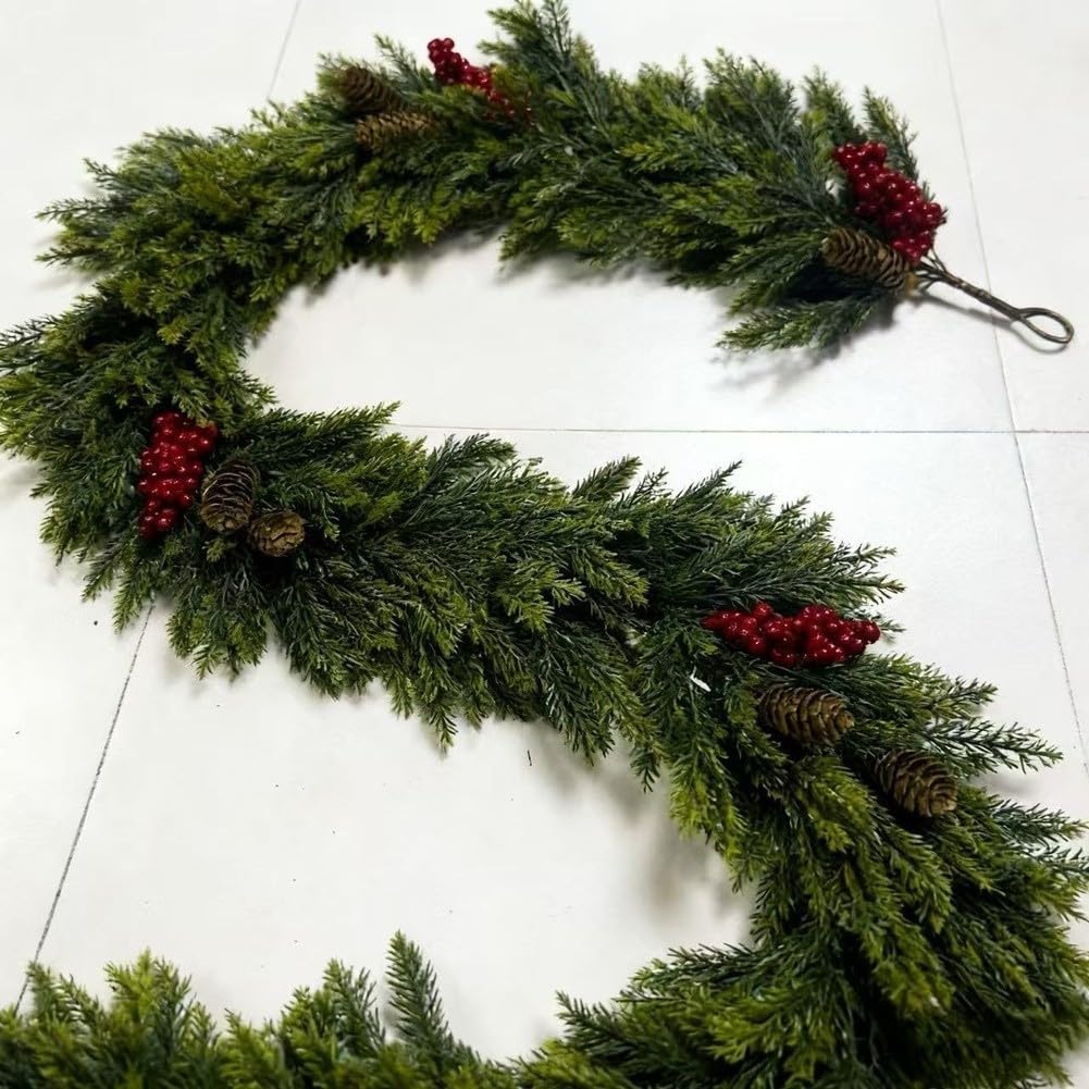 Künstliche Tannenzweige mit roten Beeren 270cm realistische Weihnachtsdekoration für Treppen Geländer und Kamin DIY Girlande(270cm)