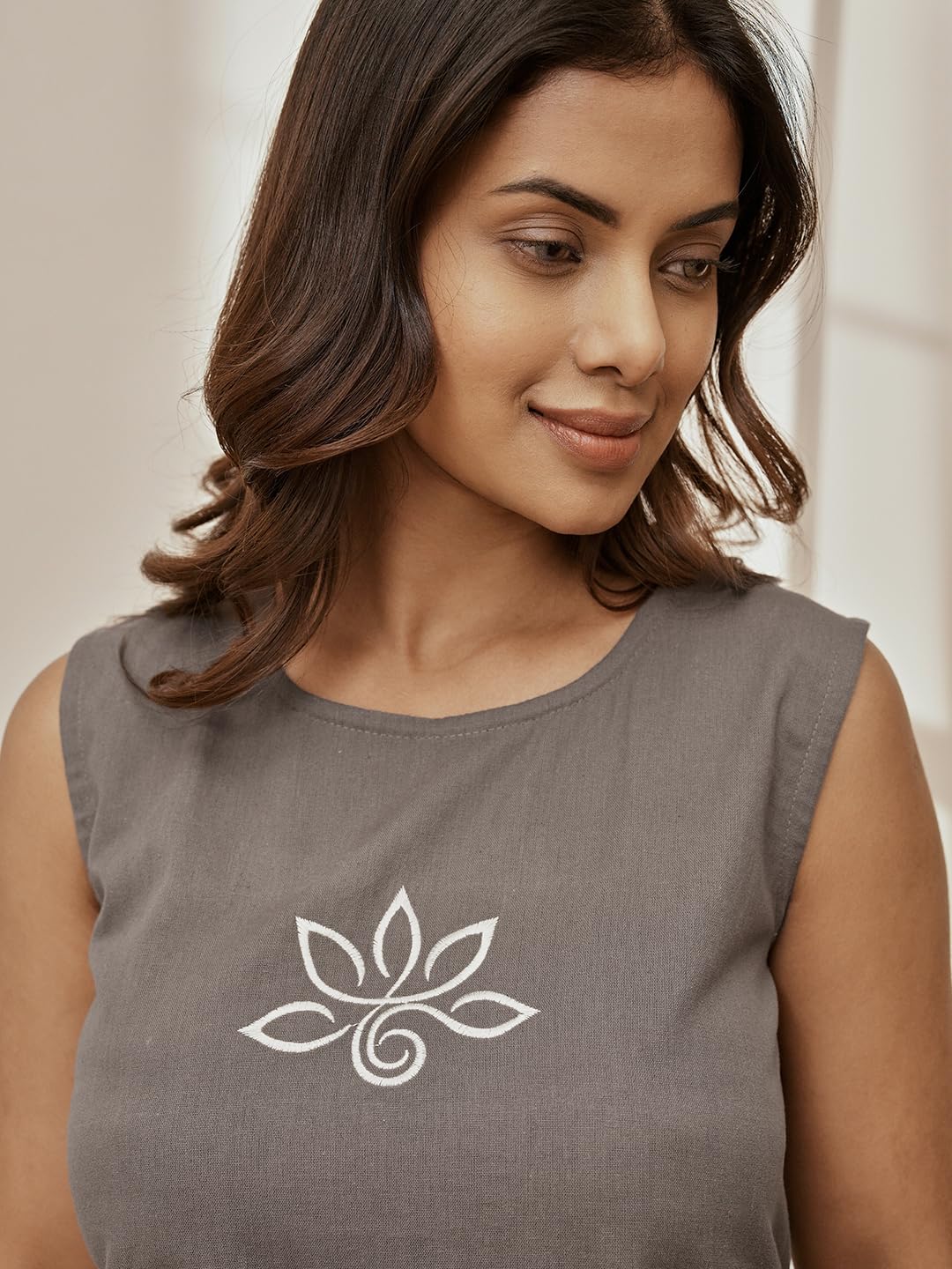 VASTRAMAY Top da yoga senza maniche in lino cotone con ricamo etnico e dettaglio cintura