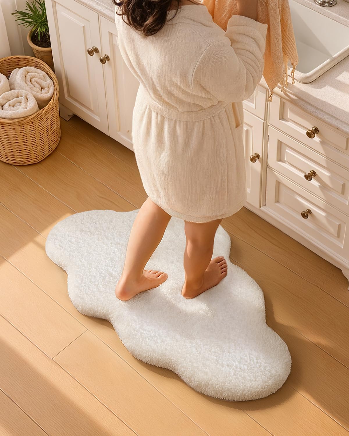 Color&Geometry White Cloud Cute Bath Mat,Non Slip Bath Mat Quick Dry Bathroom Rugs 24"x36" Absorbent Fluffy Microfiber Plush Washable Bathroom Rugs,Scalloped Bath Rug for Kids,Nursery, Floor Carpet