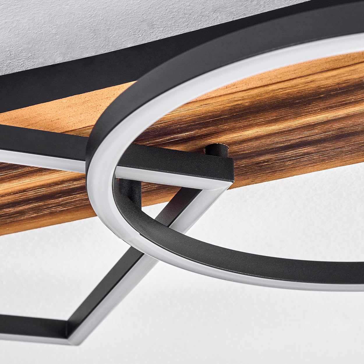 HOFSTEIN LED Deckenleuchte Pompu, Deckenlampe aus Metall/Holz/Kunststoff in Schwarz/Holz dunkel/Weiß, 3000 Kelvin, moderne Leuchte mit Holzbalken für Schlafzimmer, Esszimmer, Wohnzimmer, Küche, Flur