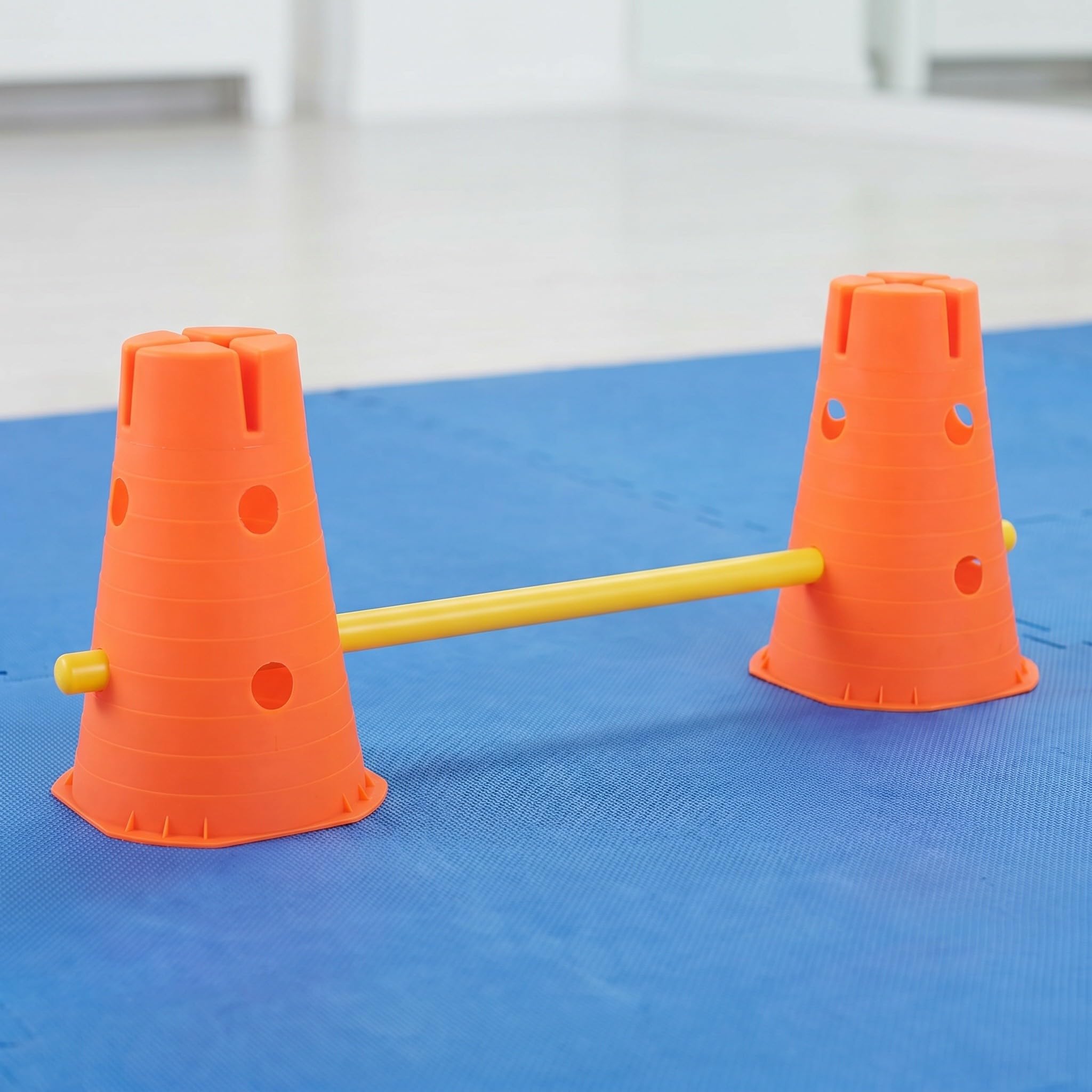 Alasum Conos de Entrenamiento para Fútbol Naranja de PE Estructura Plana y Diseño Perforado, Paquete de 2 Piezas para Práctica Deportiva en Gimnasio y Exterior
