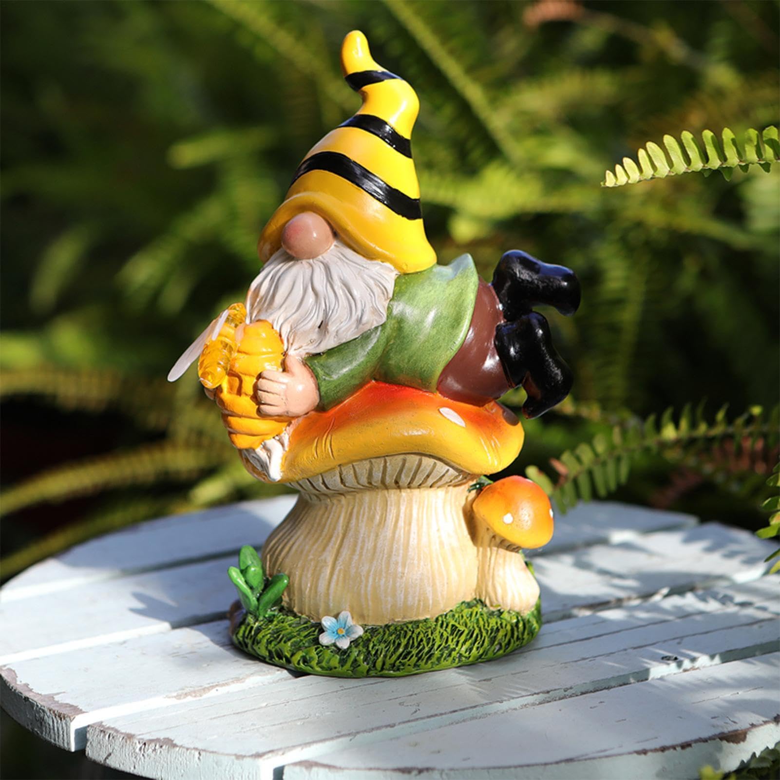 Statuetta decorativa a forma di nano in resina a energia solare | Gnomo a forma di ape sdraiato sul fungo per giardino, prato, patio, portico, balcone, cortile, laghetto, davanzale