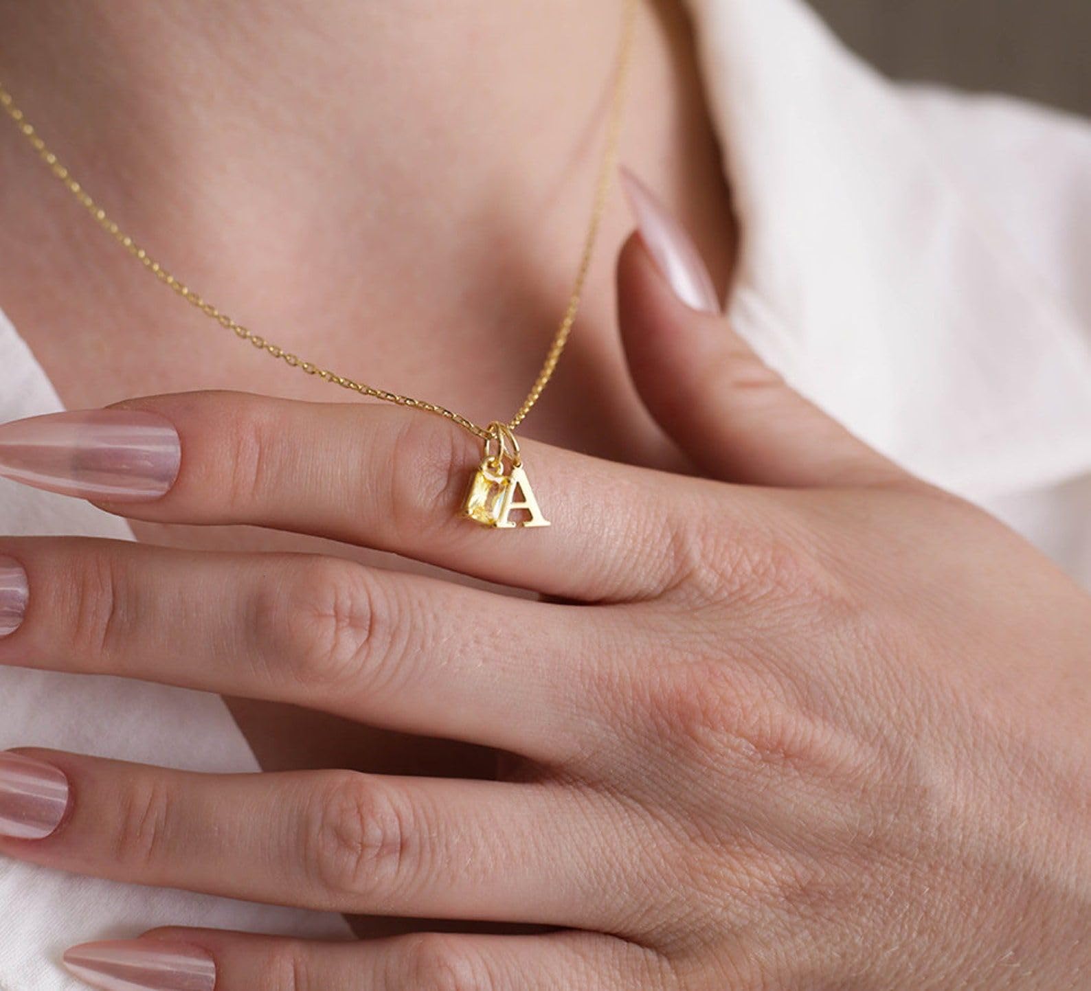 Personalizzato piccolo collana con iniziale con pietra portafortuna minimalista lettera gioiello compleanno per lei Natale per mamma
