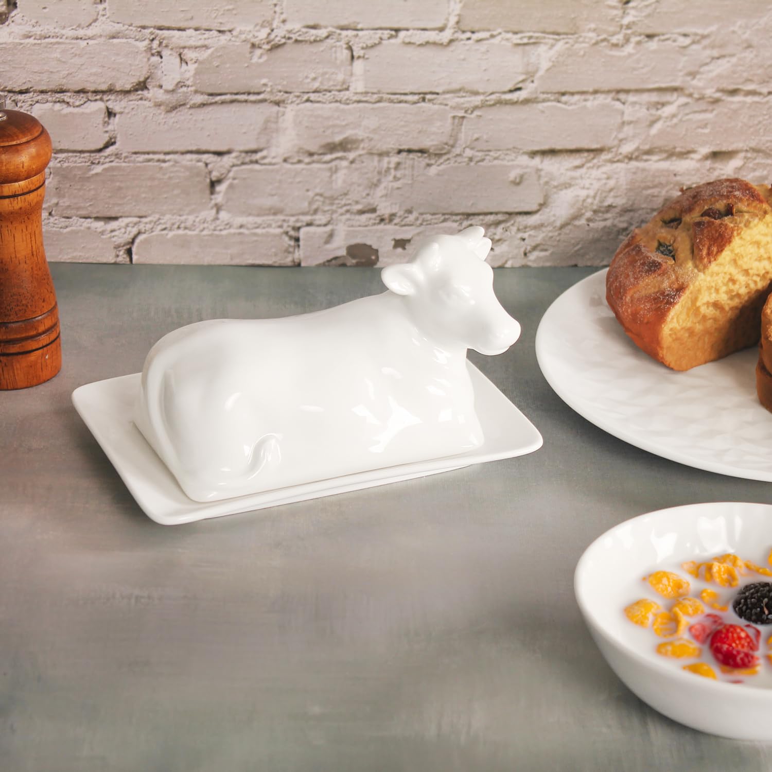 Mantequera de porcelana con tapa, soporte para mantequilla, perfecto para mantequilla de la costa este y oeste, bandeja de mantequilla blanca para regalos de cocina (7.5 pulgadas)