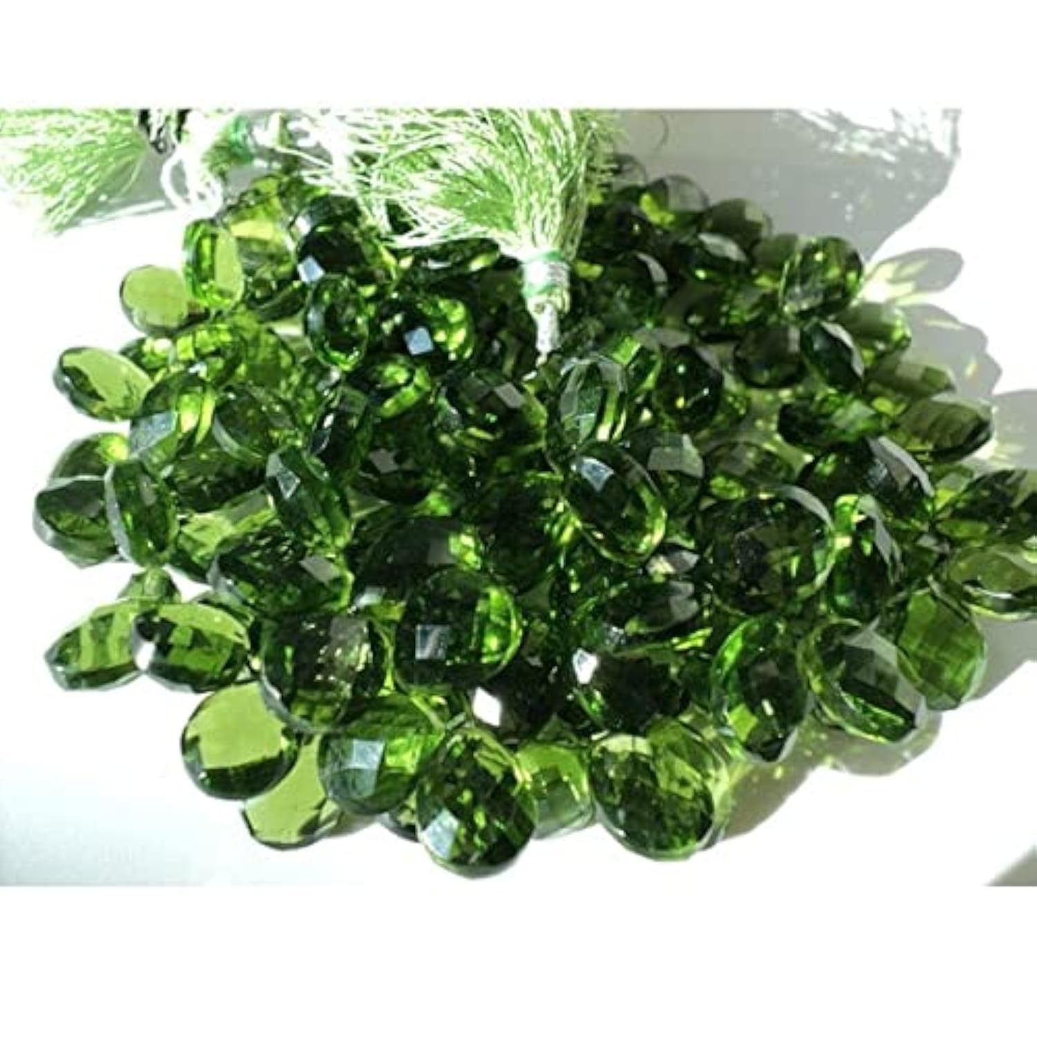 Quartz vert péridot taillé en poire micro-facettée de qualité supérieure