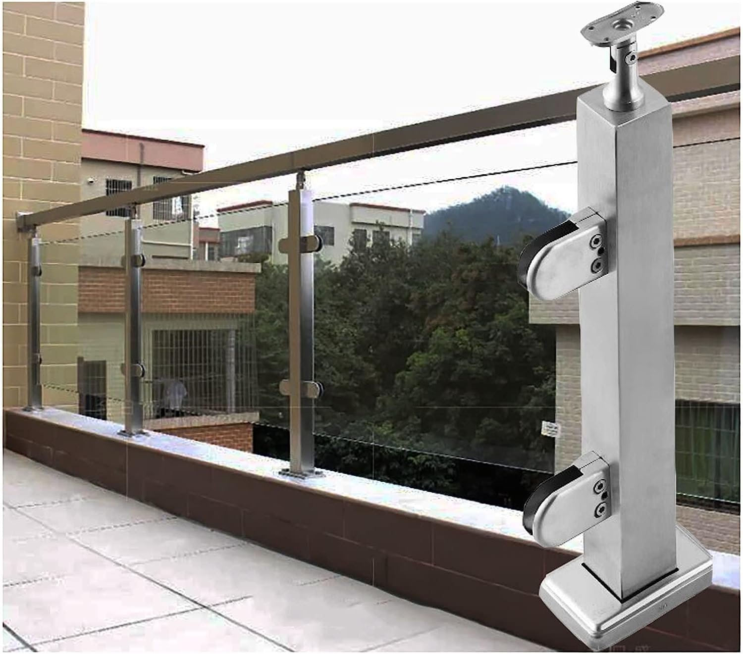 Solución para esquinas de balcones con barandilla de vidrio cuadrada y conector